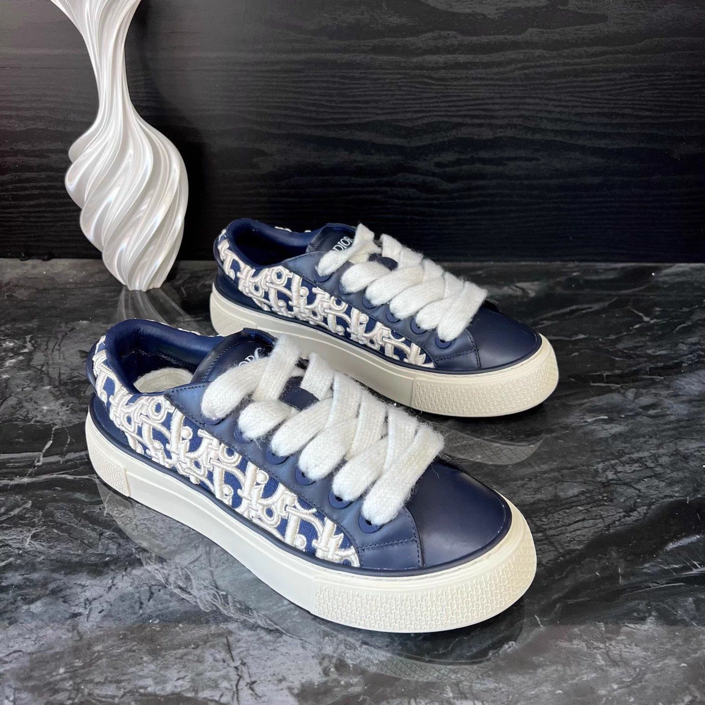 Dior Dior B33 white blue embroidered sneaker 41 Size US 8 / EU 41 - 2 Thumbnail