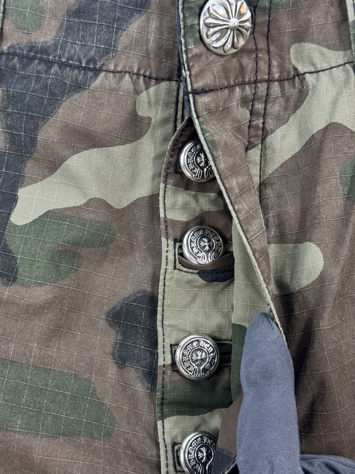 Chrome Hearts CAMOUFLAGE SINGLE BLACK CROSS SILVER BUTTON DETAILED SHORTS Size US 36 / EU 52 - 7 Thumbnail