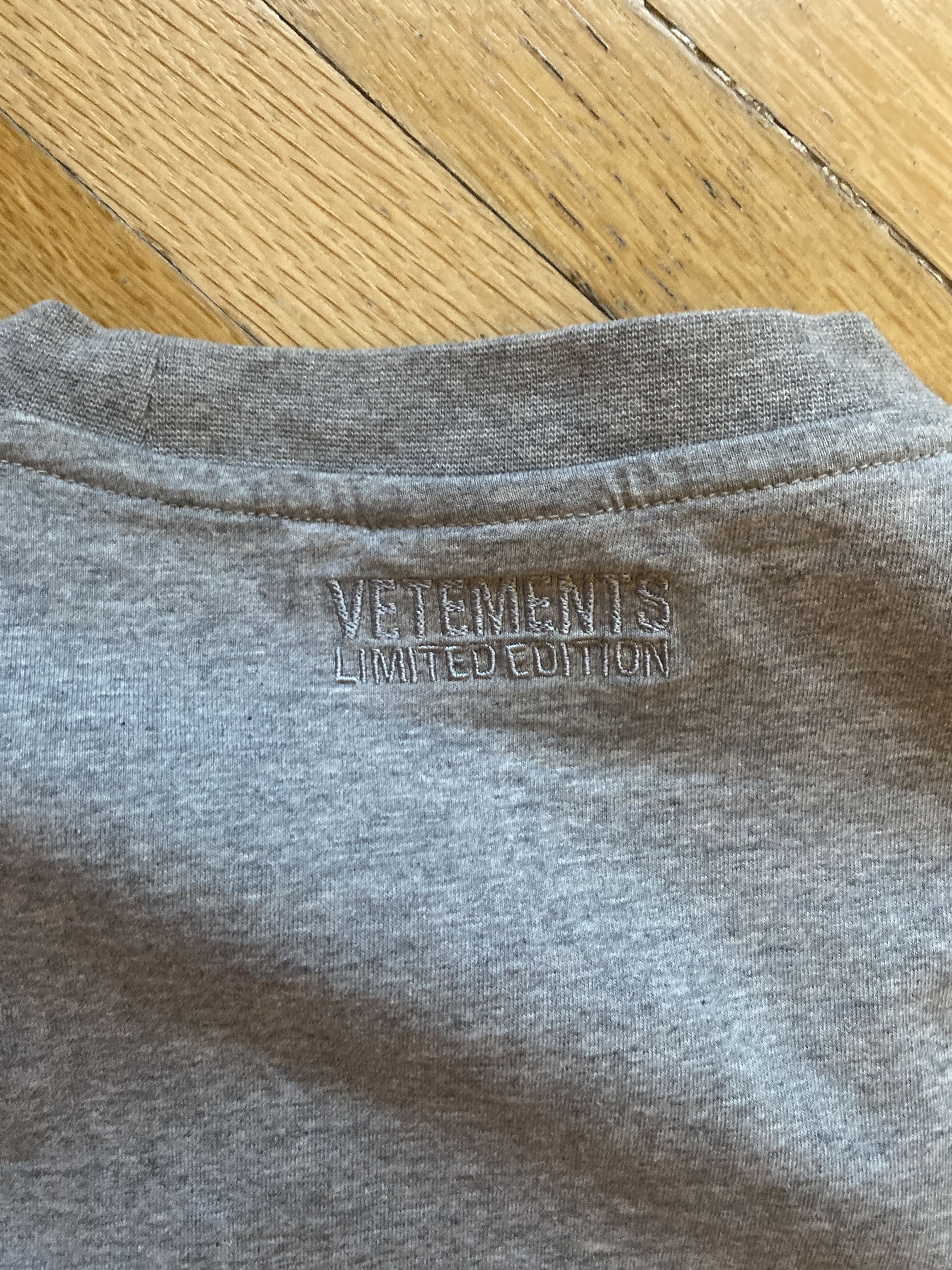 Vetements VETEMENTS Grey Logo Unisex T-shirt Size US M / EU 48-50 / 2 - 6 Thumbnail
