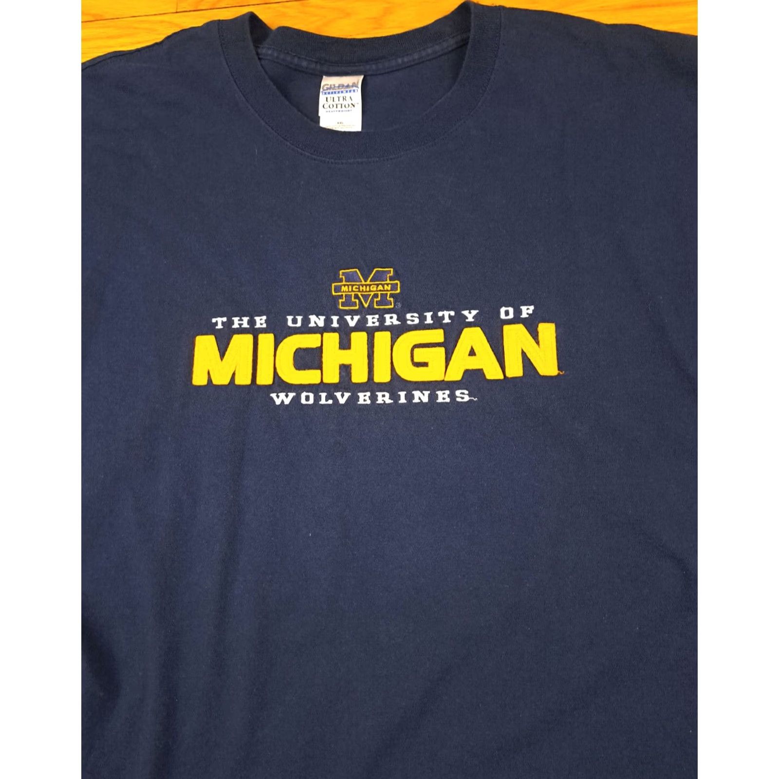 Gildan VINTAGE Michigan University T-Shirt Wolverines 2XL Felt Michigan Letters Mens Blue Short Sleeve T-Shirt University 2XL Size US XXL / EU 58 / 5 - 3 Thumbnail