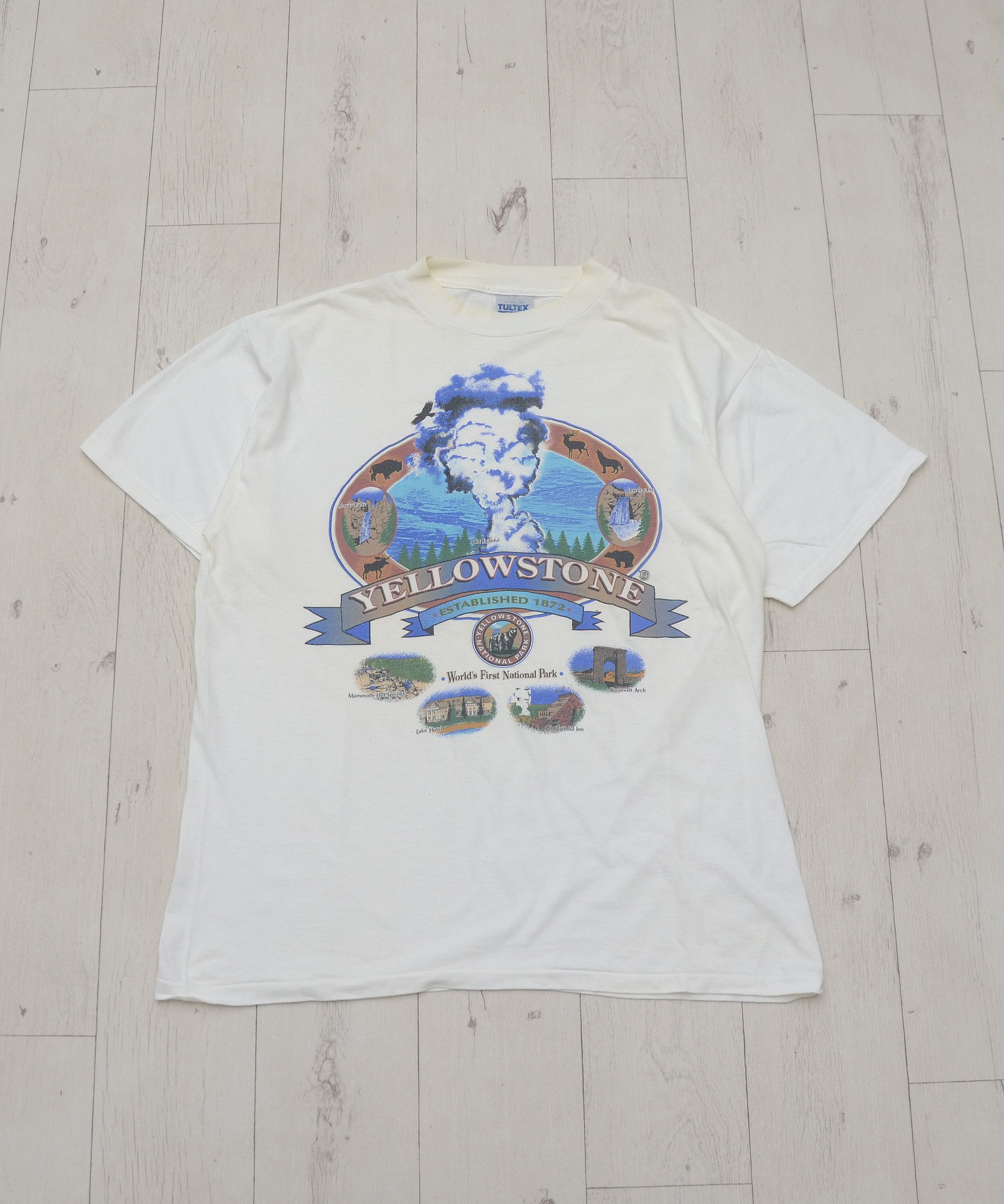 Vintage Vintage 90's Yellowstone National Park Graphic Tee T-shirt Size US L / EU 52-54 / 3 - 1 Thumbnail