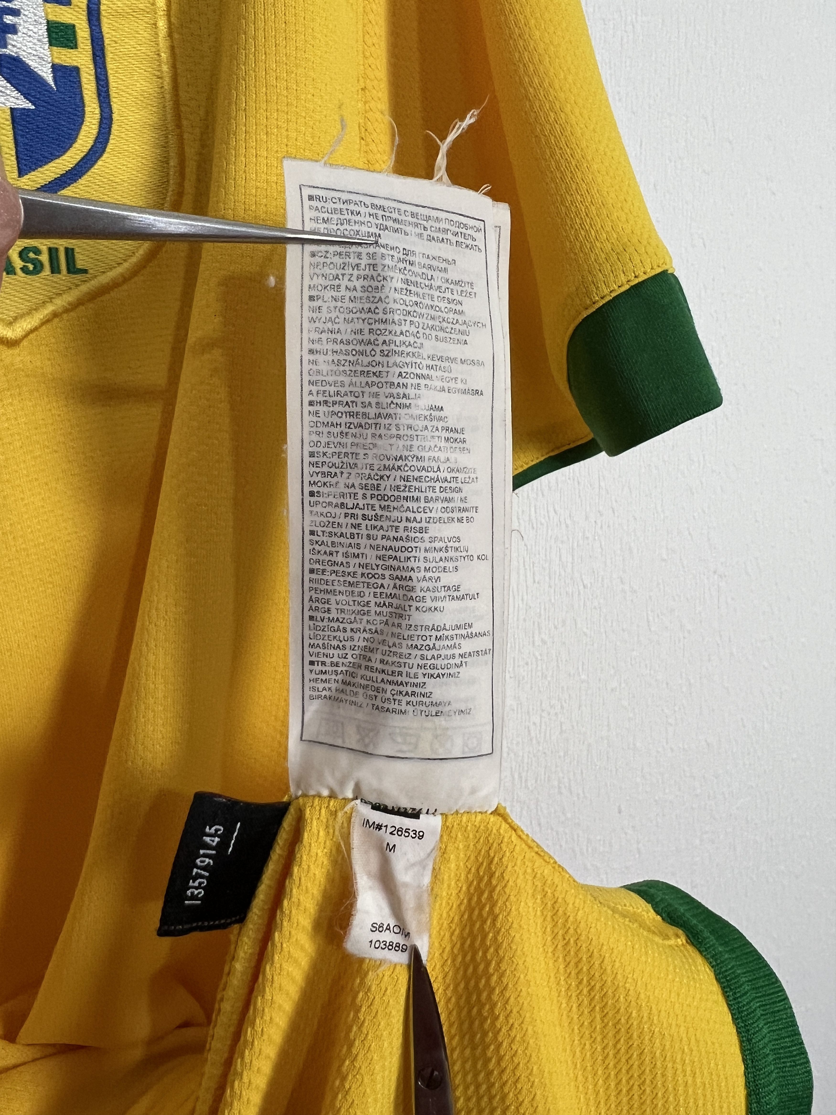 Nike Brazil Home football shirt 2006 Soccer Nike Jersey Mens Size US M / EU 48-50 / 2 - 11 Thumbnail