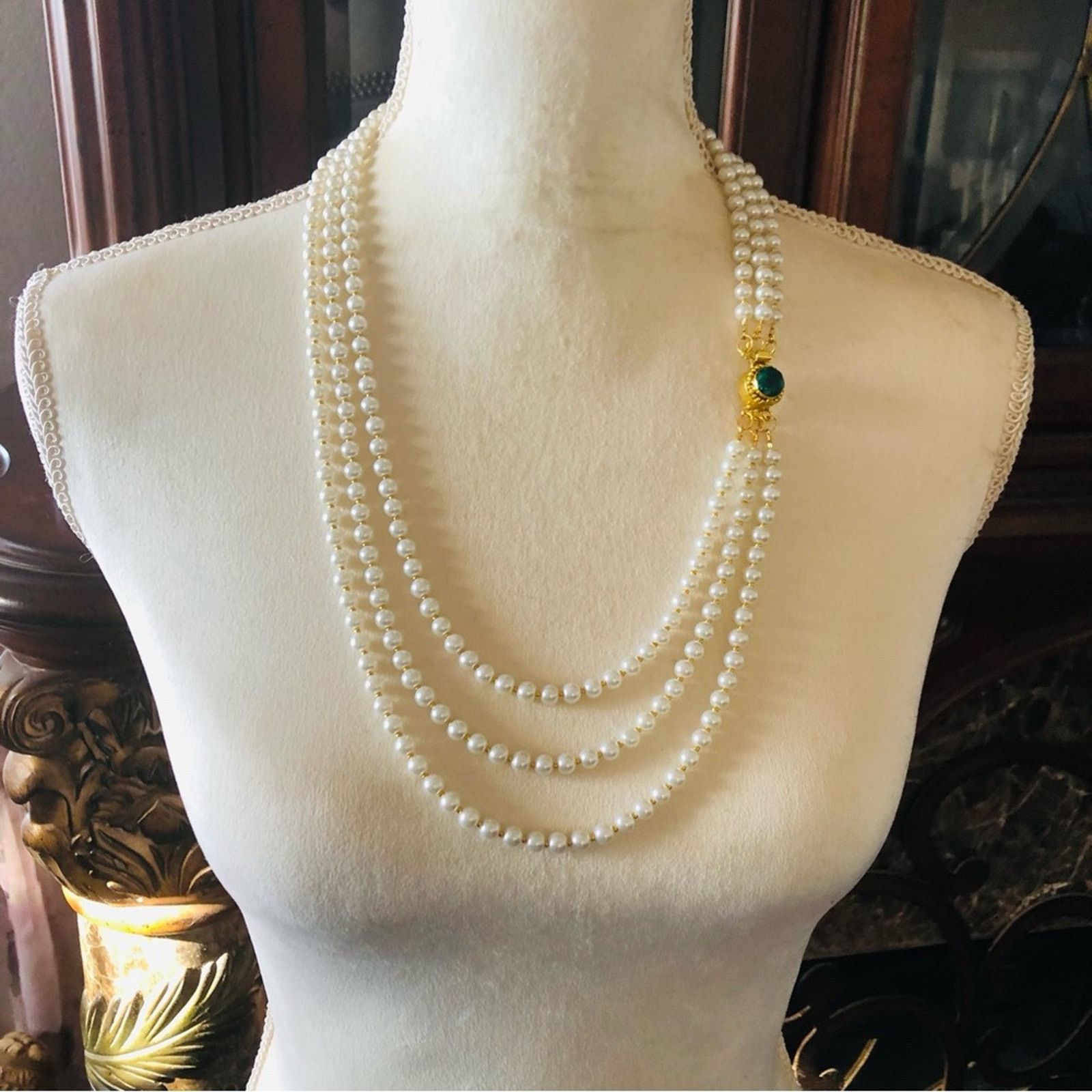 Handmade Handcrafted triple strand cream pearl emerald clasp necklac Size ONE SIZE - 5 Thumbnail