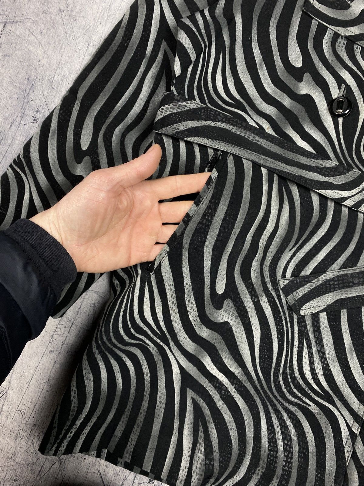 Versace Vintage Gianni Versace V2 Zebra Print Belted Wrap Jacket Size XL / US 12-14 / IT 48-50 - 6 Thumbnail
