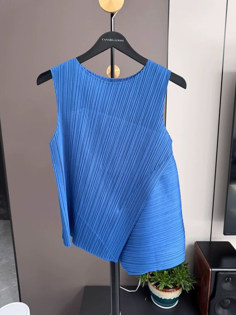 Issey Miyake Issey Miyake size:5 Blue cut vest top Size M / US 6-8 / IT 42-44 - 1 Thumbnail