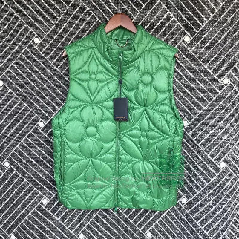 Louis Vuitton louis vuitton men's green quilted vest. Size US L / EU 52-54 / 3 - 1 Thumbnail