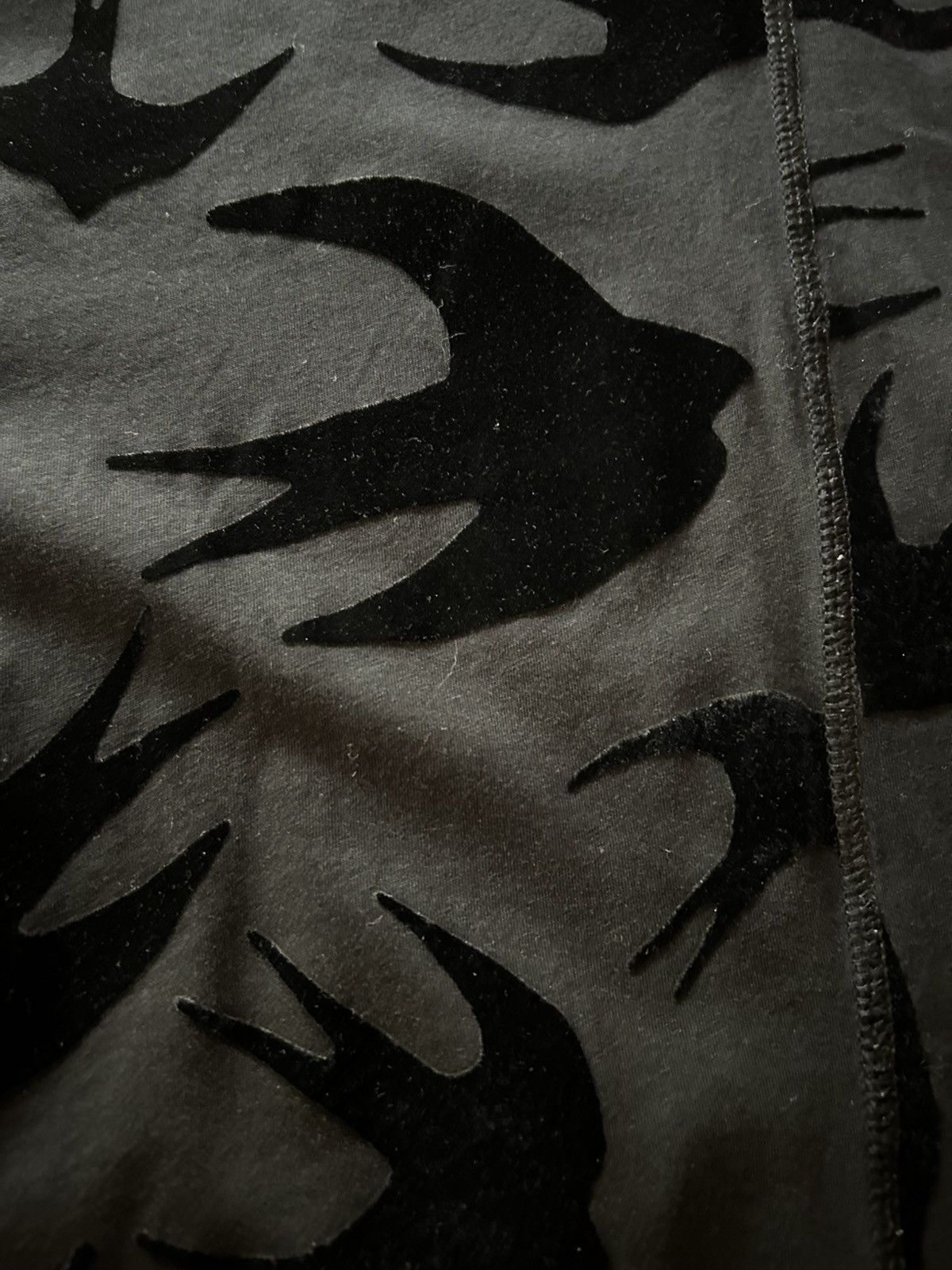 Alexander McQueen MCQ Alexander Mcqueen Swallow Flocked Tee Size US XL / EU 56 / 4 - 4 Thumbnail