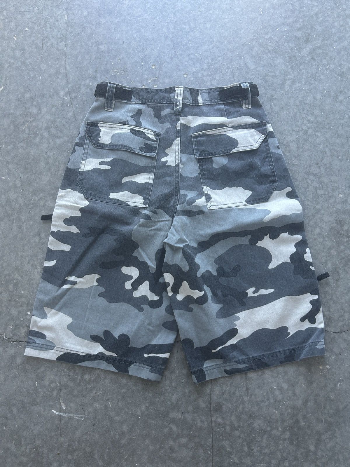 Vintage Vintage Y2K Baggy Camo Shorts Size US 27 - 6 Thumbnail