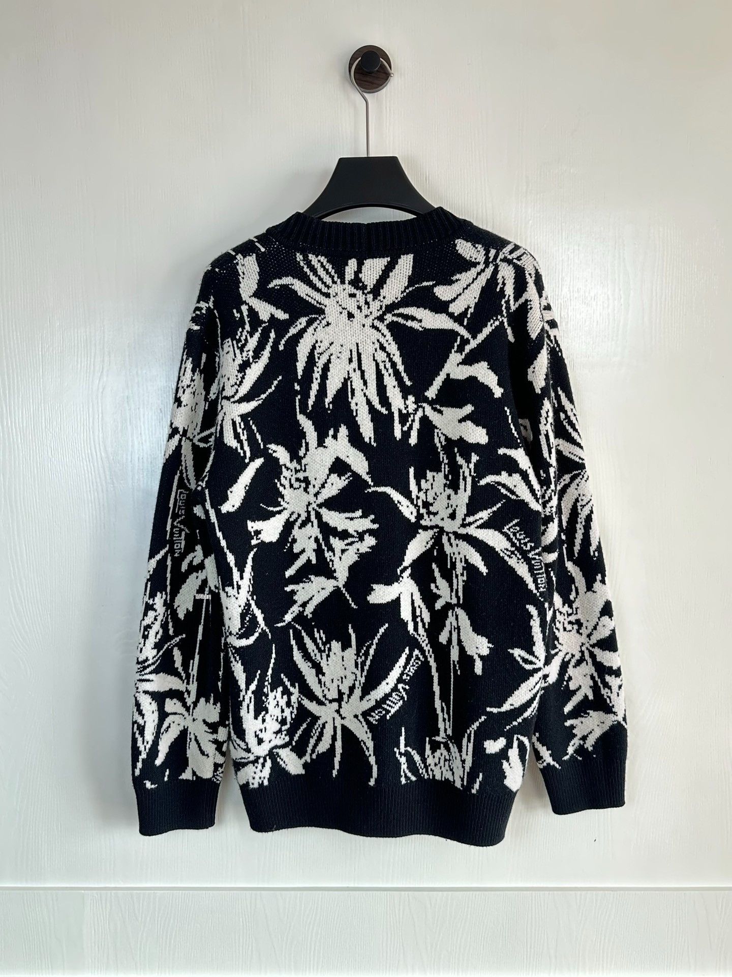 Louis Vuitton Louis Vuitton Black White Palm Tree Logo Cardigan Size US M / EU 48-50 / 2 - 2 Thumbnail