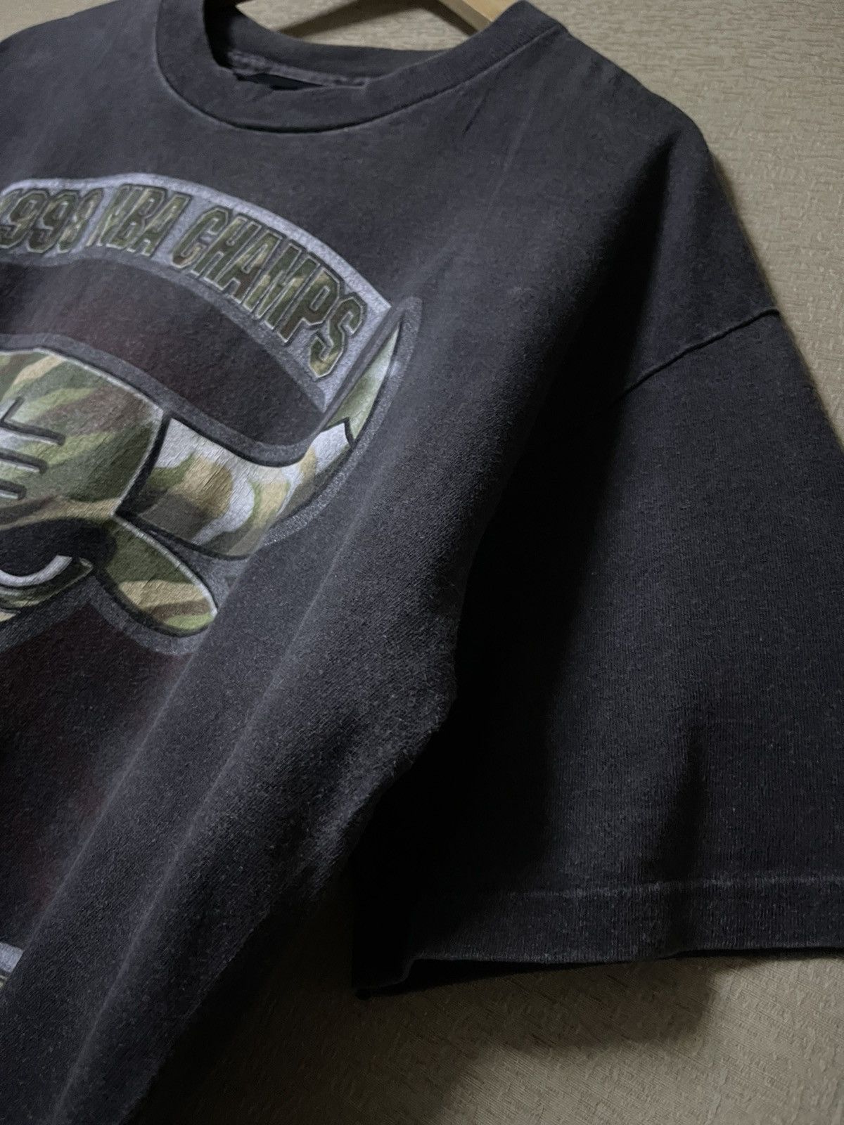 Vintage Vintage 1998 NBA Champs Chicago Bull Camouflage Tshirt Size US L / EU 52-54 / 3 - 9 Thumbnail