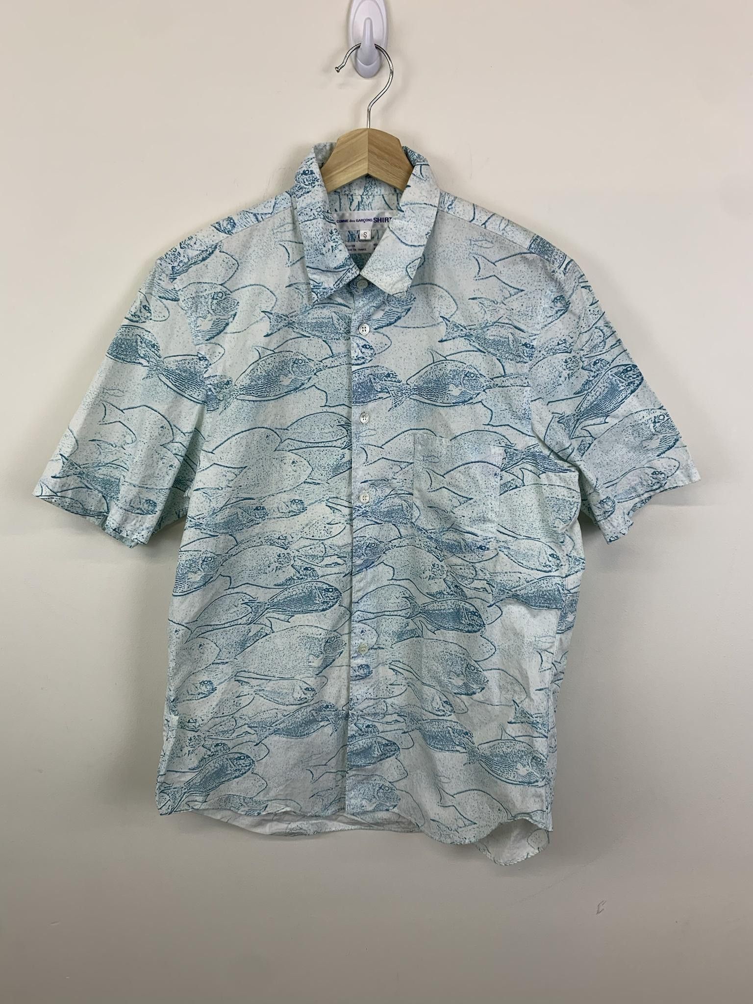 Comme des Garcons Comme Des Garcons Fish Repeat Print Button Up Size US S / EU 44-46 / 1 - 1 Thumbnail