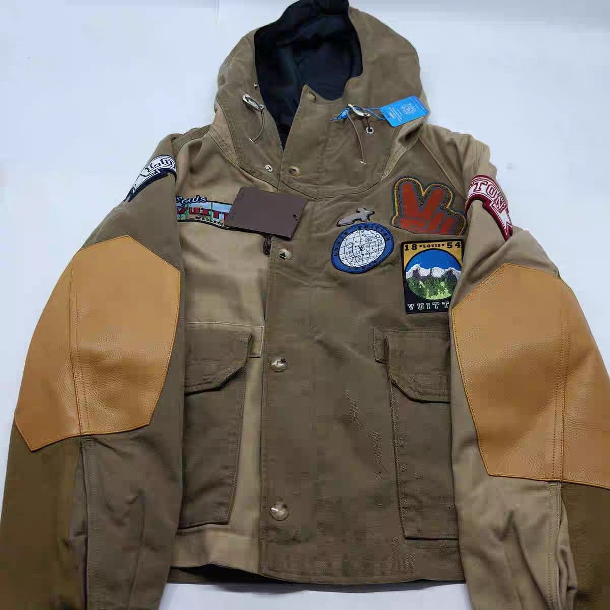 Louis Vuitton Louis Vuitton Co-branded Victory Gesture Badge Hooded Jack Size US S / EU 44-46 / 1 - 1 Thumbnail