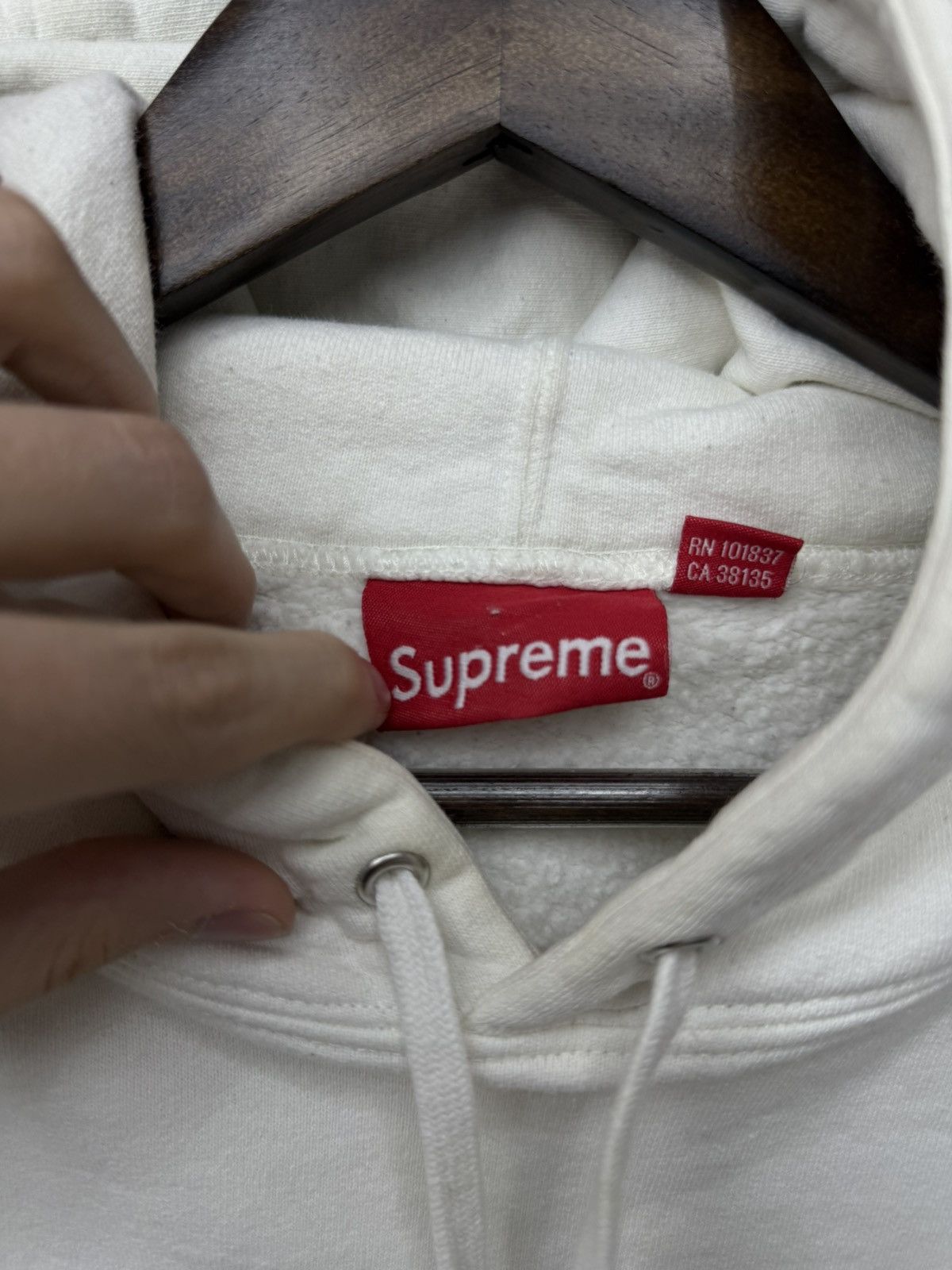 Supreme Supreme Hoodie Pullover White Size Large Pre Owned Size US L / EU 52-54 / 3 - 14 Thumbnail