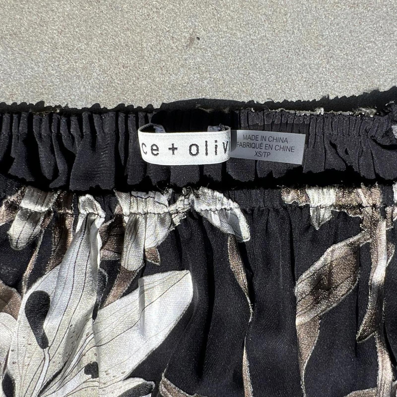 Alice + Olivia Alice + Olivia Silk Blend Ardelia Floral Off Shoulder Blouse Size XS / US 0-2 / IT 36-38 - 3 Thumbnail
