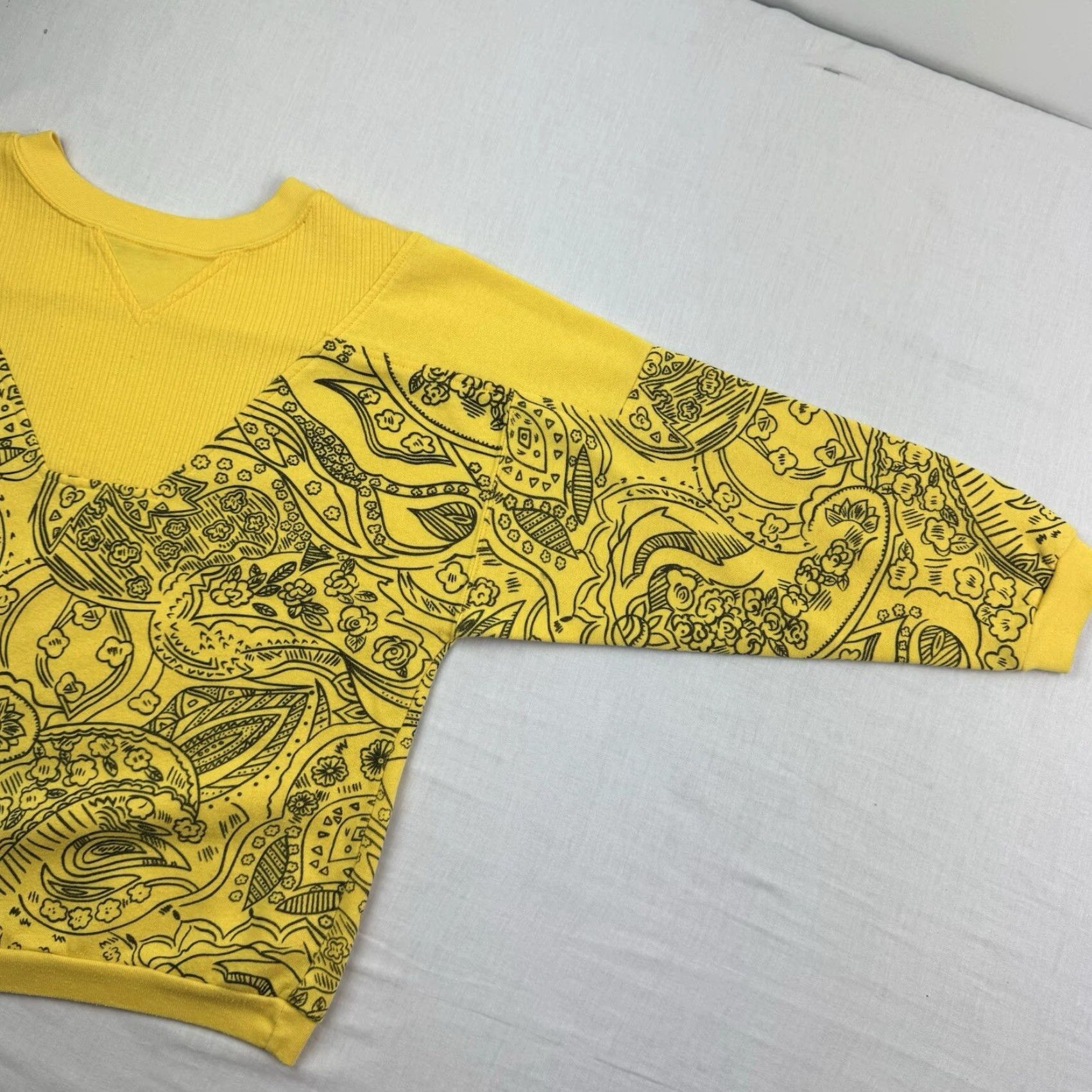 Vintage VINTAGE Variations Sweatshirt Women’s Small Yellow Paisley All-Over Print 1980s Crewneck Pullover Size S / US 4 / IT 40 - 3 Thumbnail