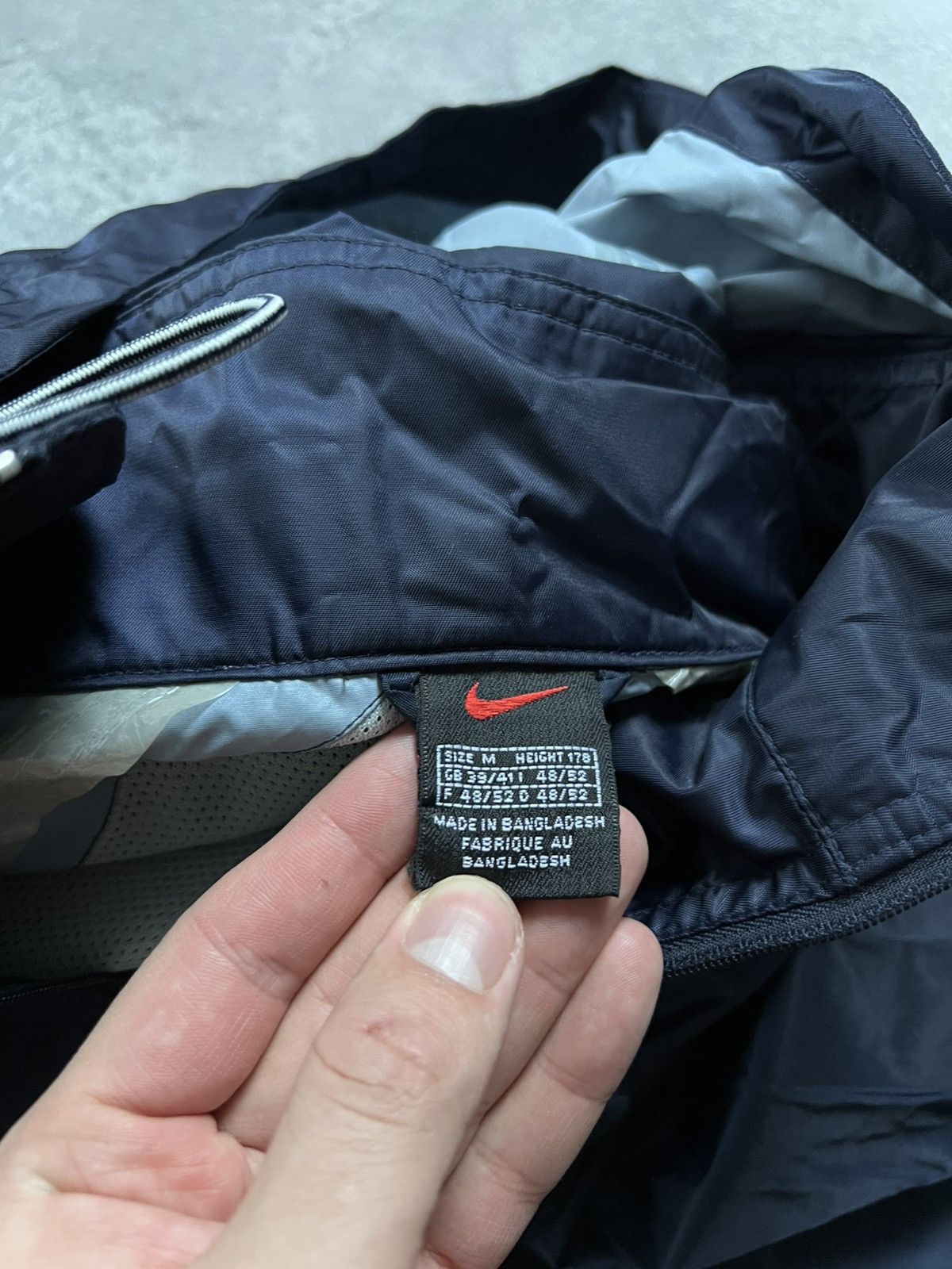 Nike Nike Vintage Nylon Track Hooded Jacket Windbreaker Swoosh M Size US M / EU 48-50 / 2 - 13 Thumbnail