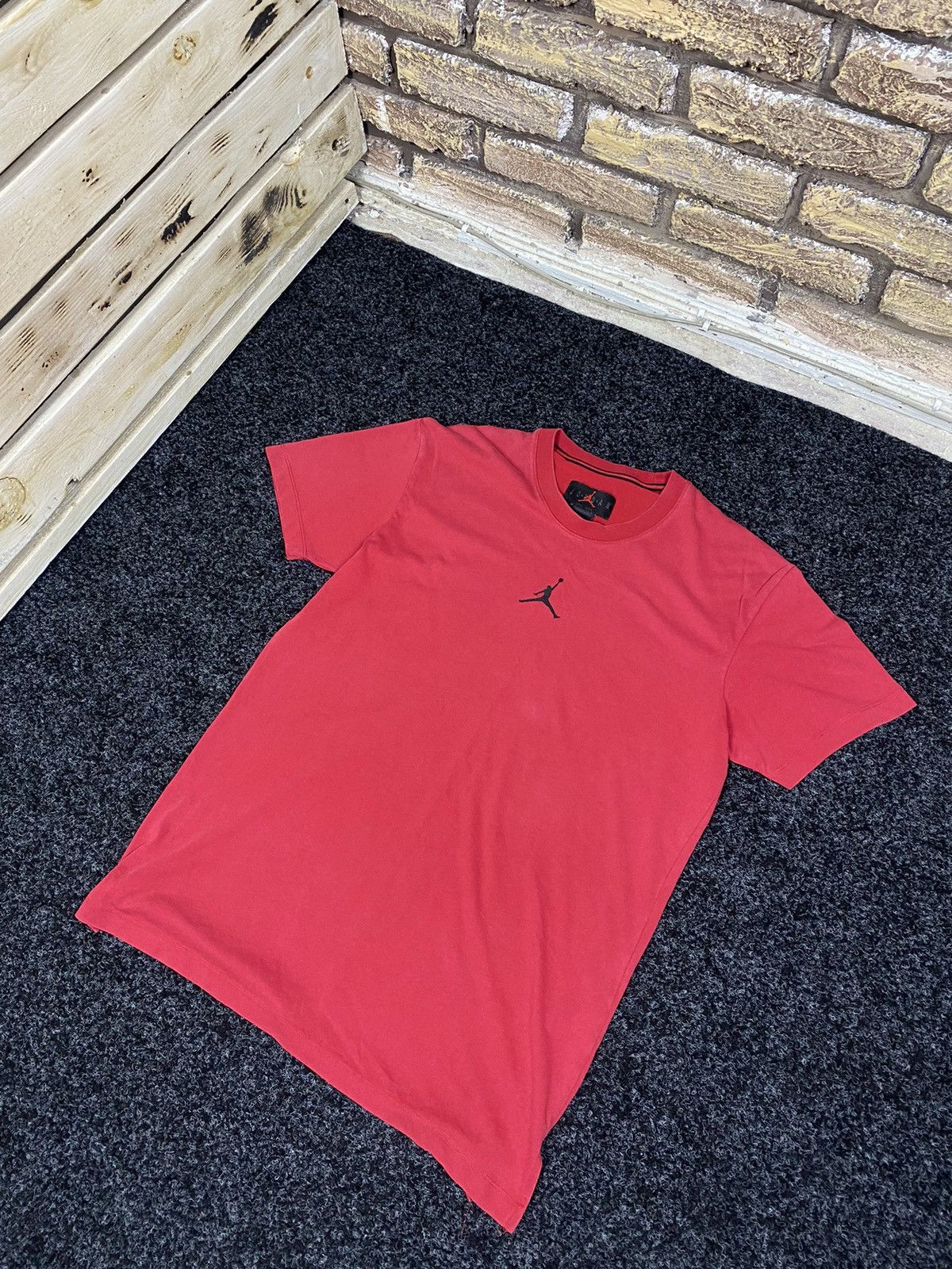 Jordan Brand VNTG 🚨JORDAN Red Central logo basic tee streetwear Size US M / EU 48-50 / 2 - 1 Thumbnail