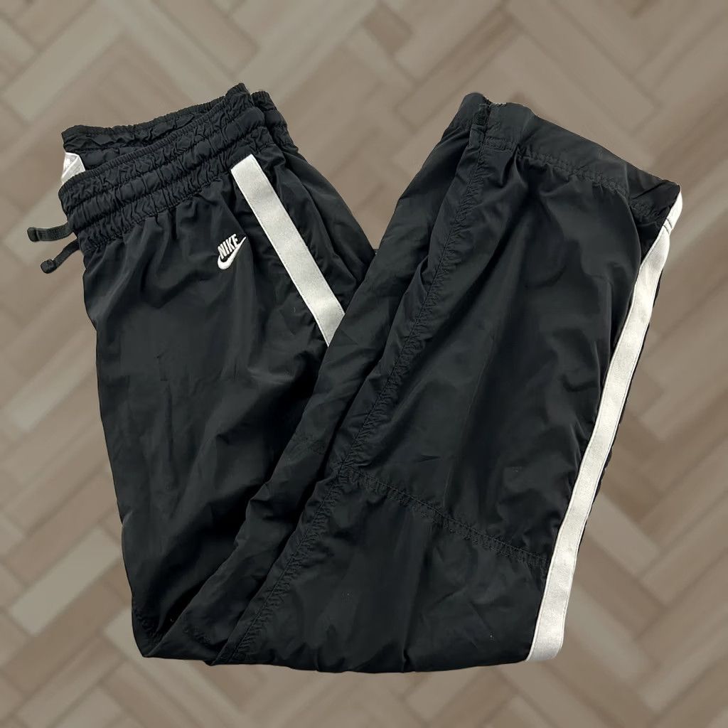 Nike VINTAGE Nike Track Pants Women's M Black 90s Activewear Pants Womens Medium Black 90s Nike Shorts? Size 32" / US 10 / IT 46 - 1 Thumbnail