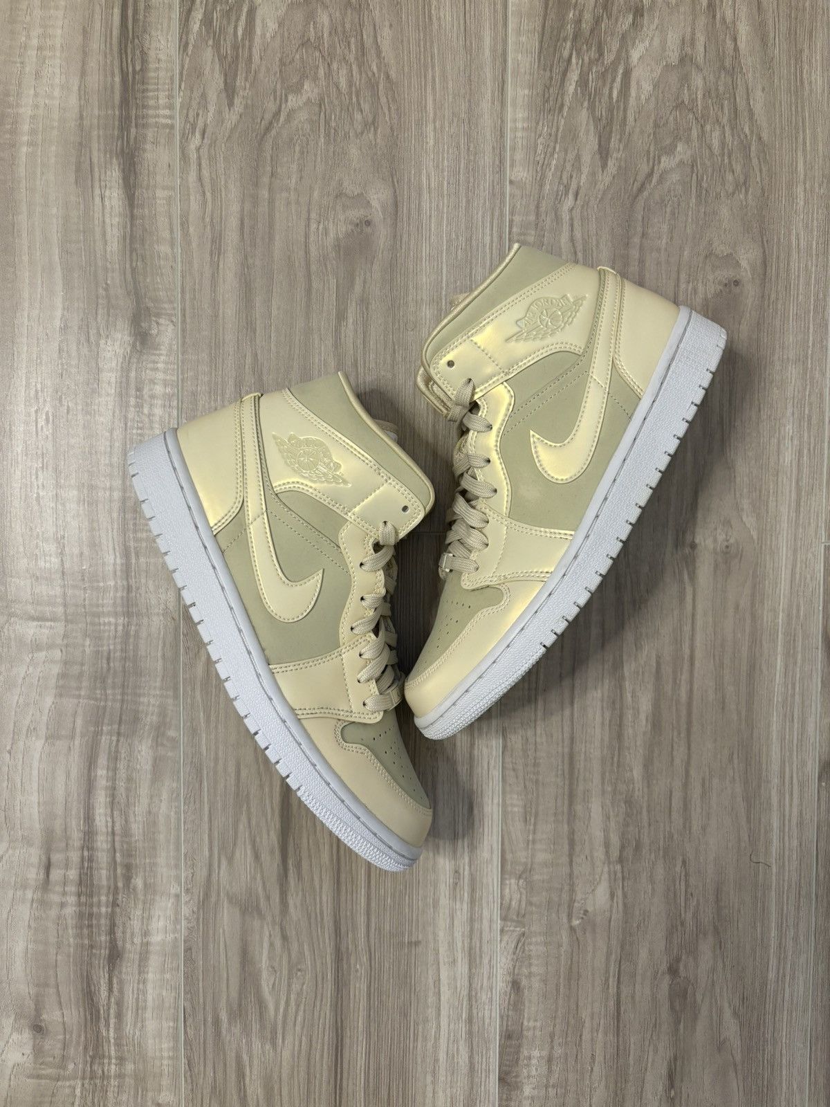 Jordan Brand Nike WMNS AIR JORDAN 1 MID SE Grailed