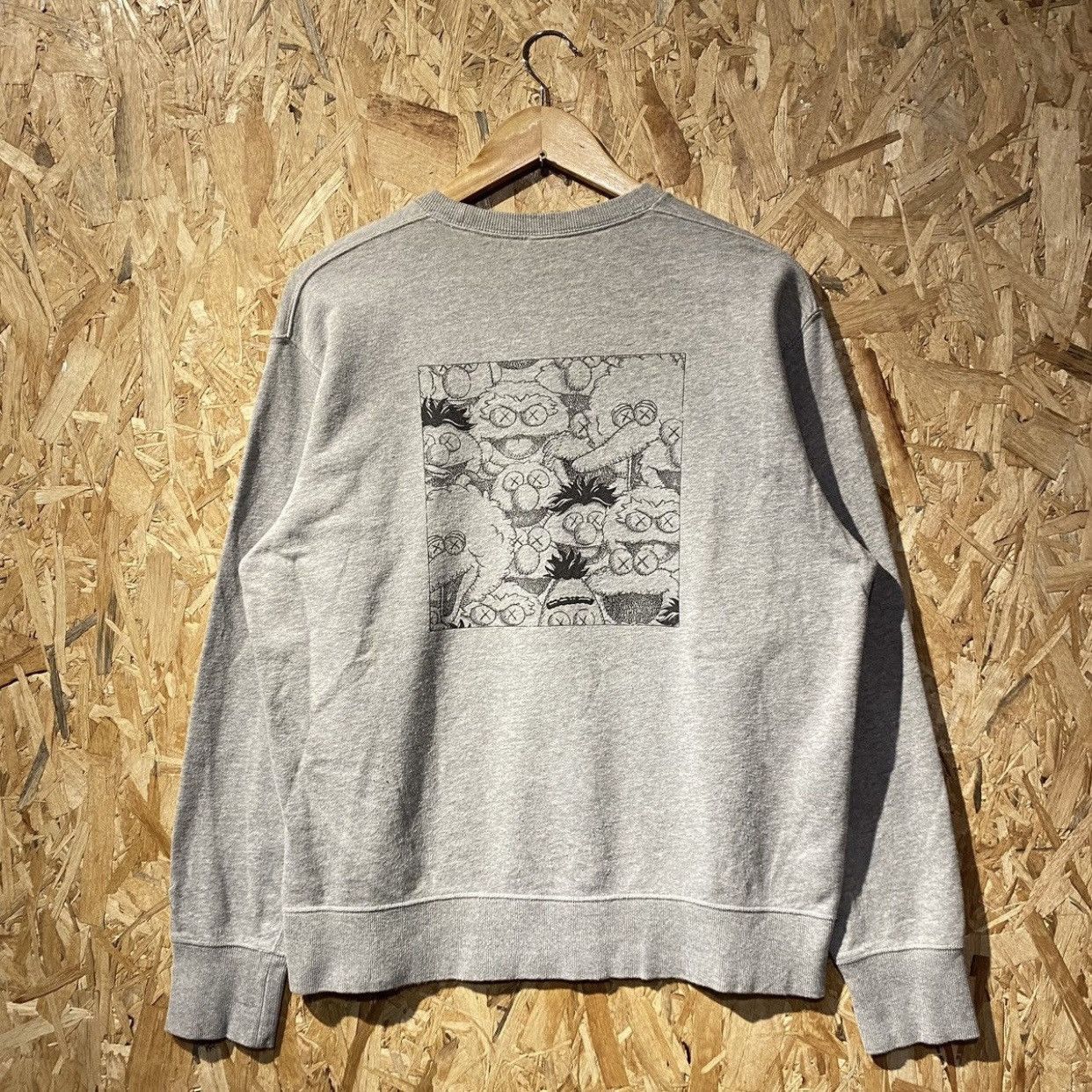 Kaws × Uniqlo Uniqlo Kaws Sesame Street Sweatshirts Size US L / EU 52-54 / 3 - 1 Thumbnail