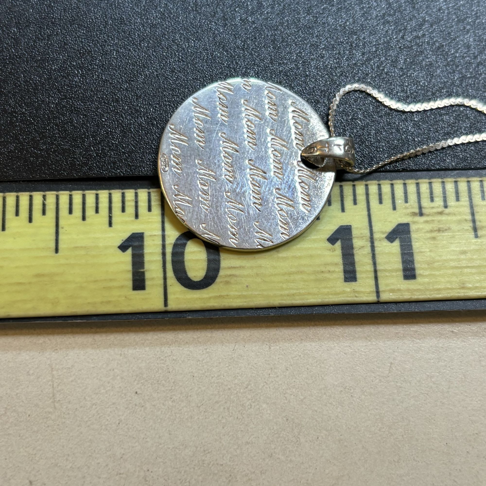 Vintage VTG Sterling Silver 925 "Mom" Script Engraving Circle Pendan Size ONE SIZE - 7 Thumbnail