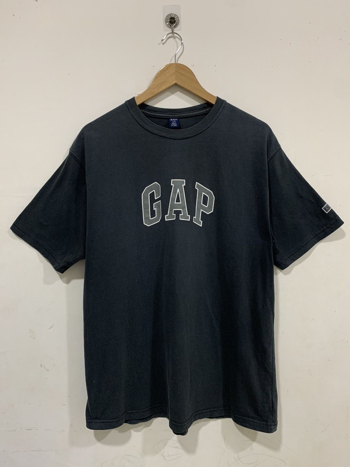 GAP vintage streetwear slightly faded T shirt
