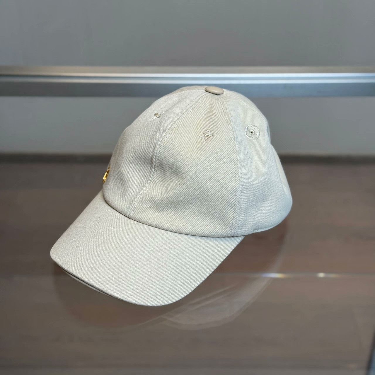 Louis Vuitton Louis Vuitton Retro White Hat XS Men Size ONE SIZE - 1 Thumbnail