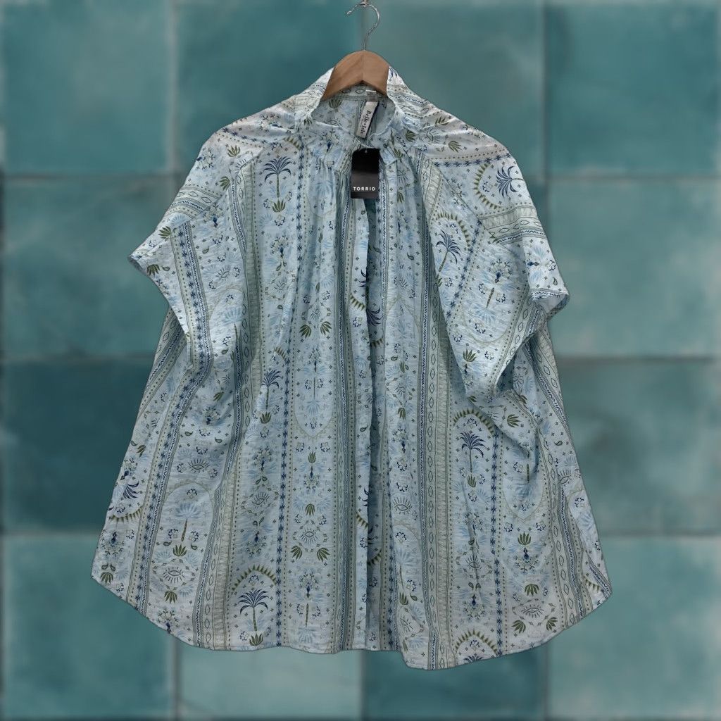 Torrid Torrid Shirt Womens 2X Blue Popover Belle Isle Carolina Palms Print NWT Size XXL / US 16-18 / IT 52-54 - 1 Thumbnail