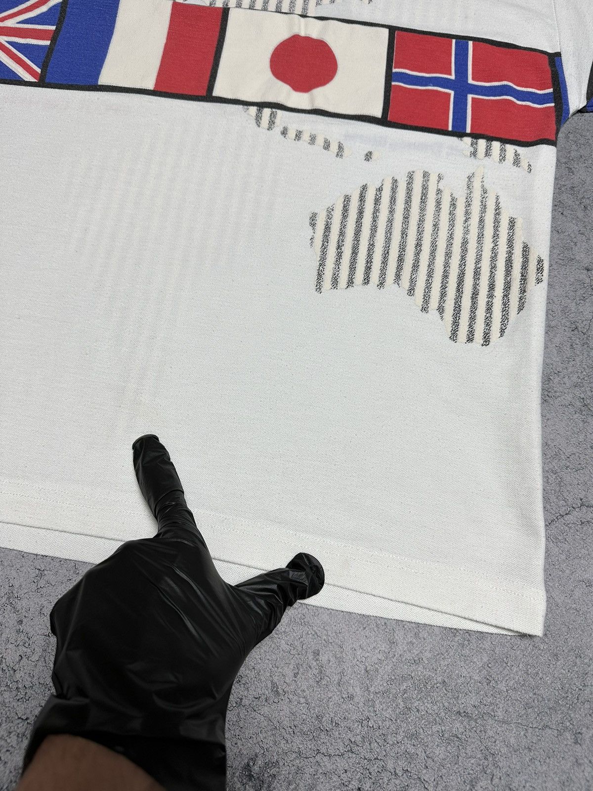 Disney Vintage 1982 Mickey Mouse Walt Disney World Epcot Flag Tee Size US M / EU 48-50 / 2 - 14 Thumbnail