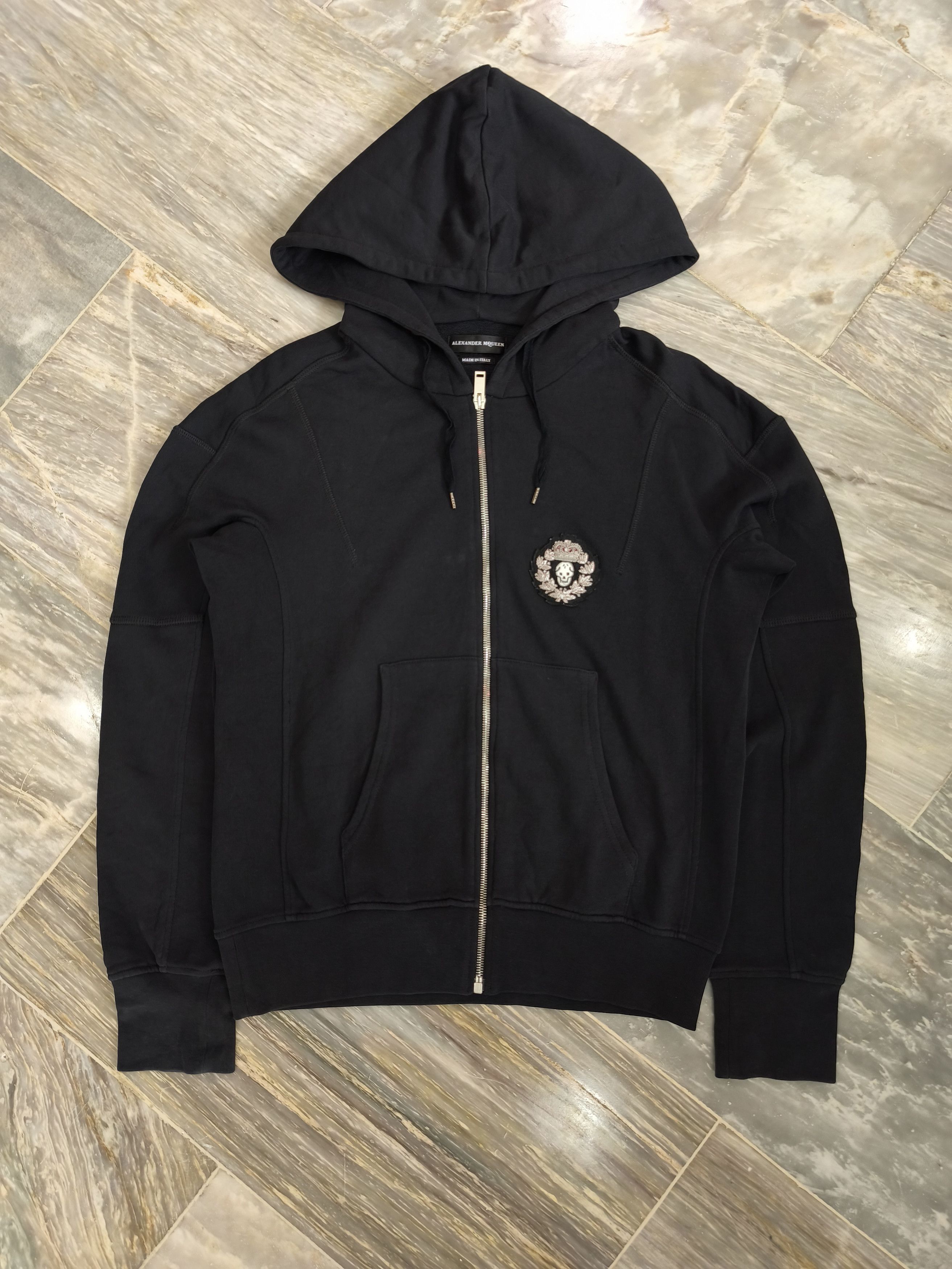 Alexander McQueen ALEXANDER MCQUEEN Badge Logo Hooded Size US L / EU 52-54 / 3 - 1 Thumbnail