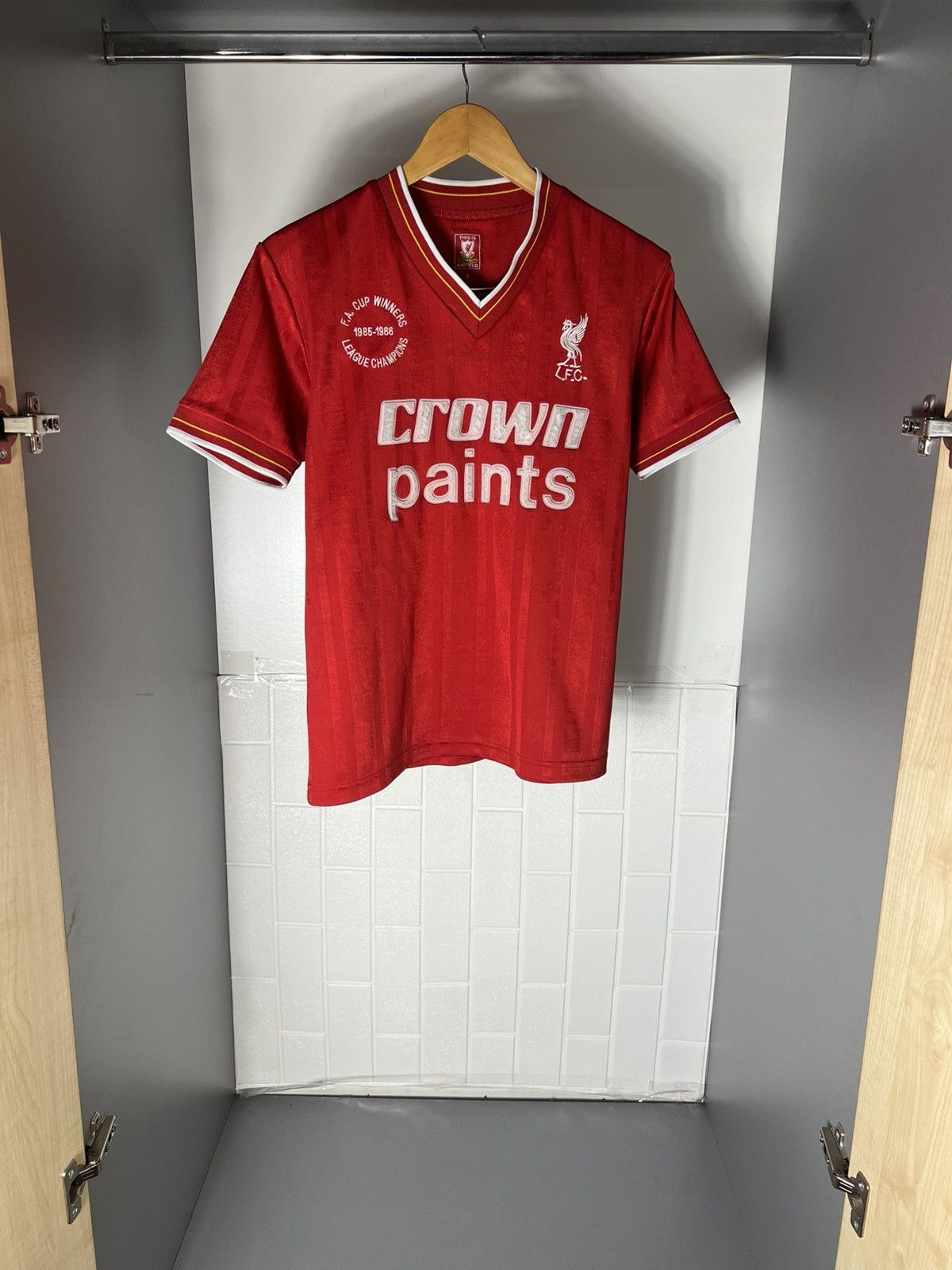 Vintage VERY RARE FC LIVERPOOL ENGLAND SOCCER JERSEY RETRO Y2K 90s Size US S / EU 44-46 / 1 - 7 Thumbnail