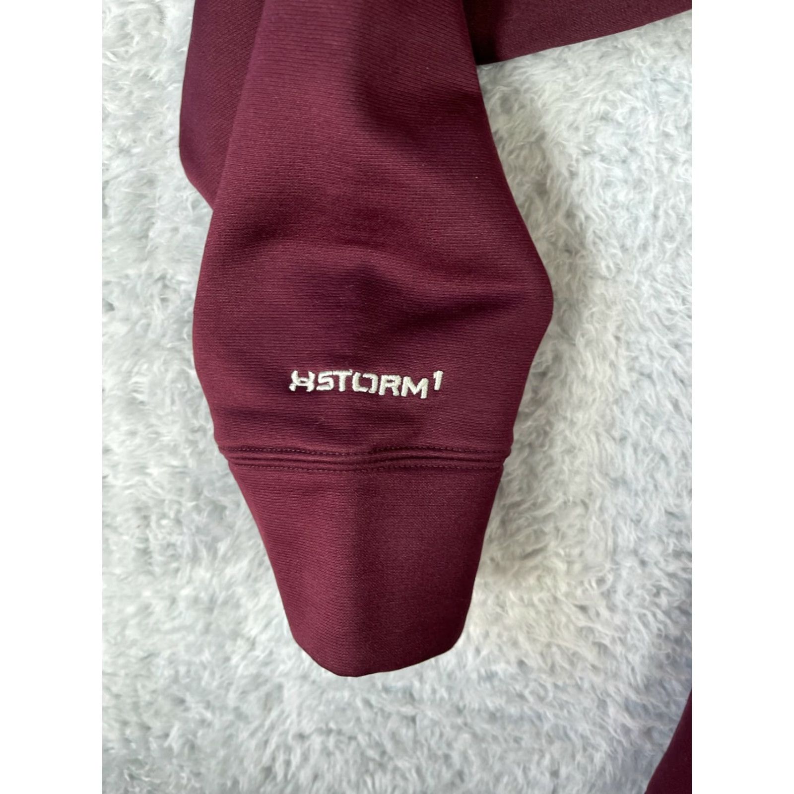Under Armour Under Armour Hoodie Women M Burgundy Logo Cold Gear Quilted Glow 40 In Chest Long Sleeve Solid red - Adult Womens Size M / US 6-8 / IT 42-44 - 4 Thumbnail