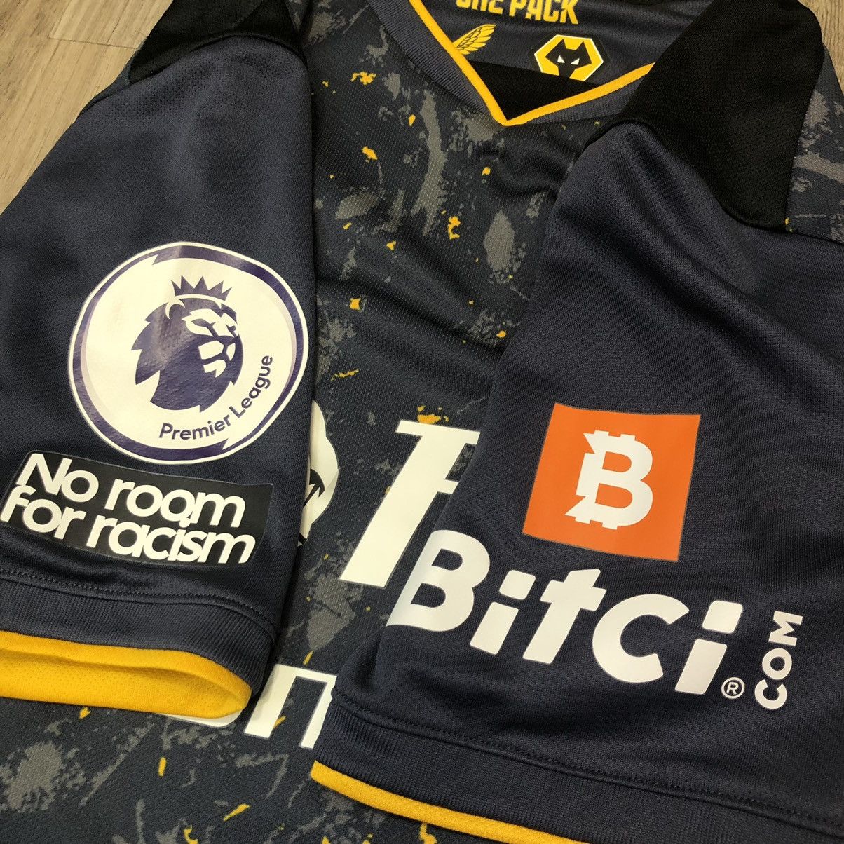 Castore Wolves 21/22 away shirt #26 Hee chan Size US S / EU 44-46 / 1 - 5 Thumbnail