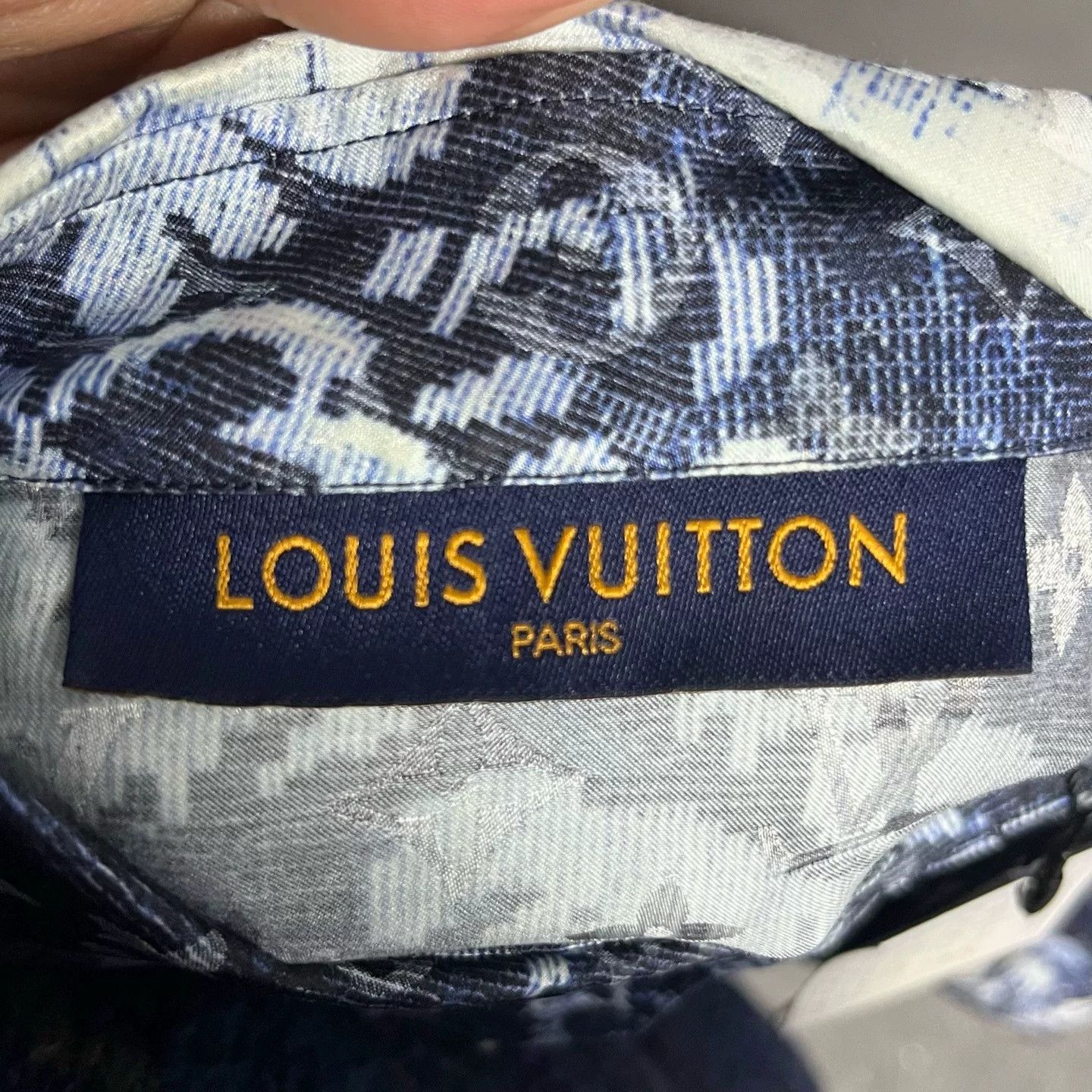 Louis Vuitton Louis Vuitton Blue Tapestry Silk Shirt Size US M / EU 48-50 / 2 - 2 Thumbnail