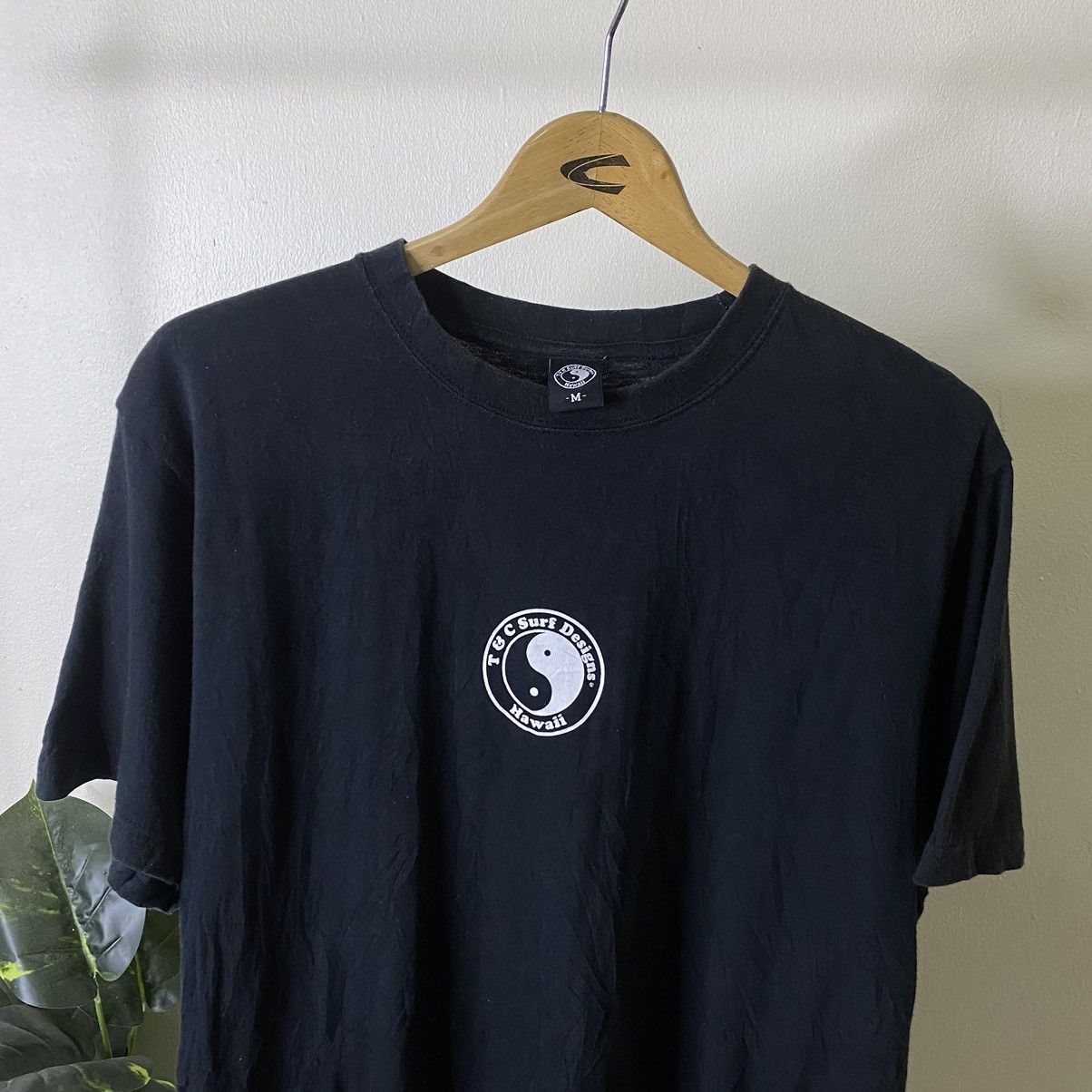Vintage Vintage 2000s T&C Surf Center Logo Surfing Style Tee Size US M / EU 48-50 / 2 - 2 Thumbnail