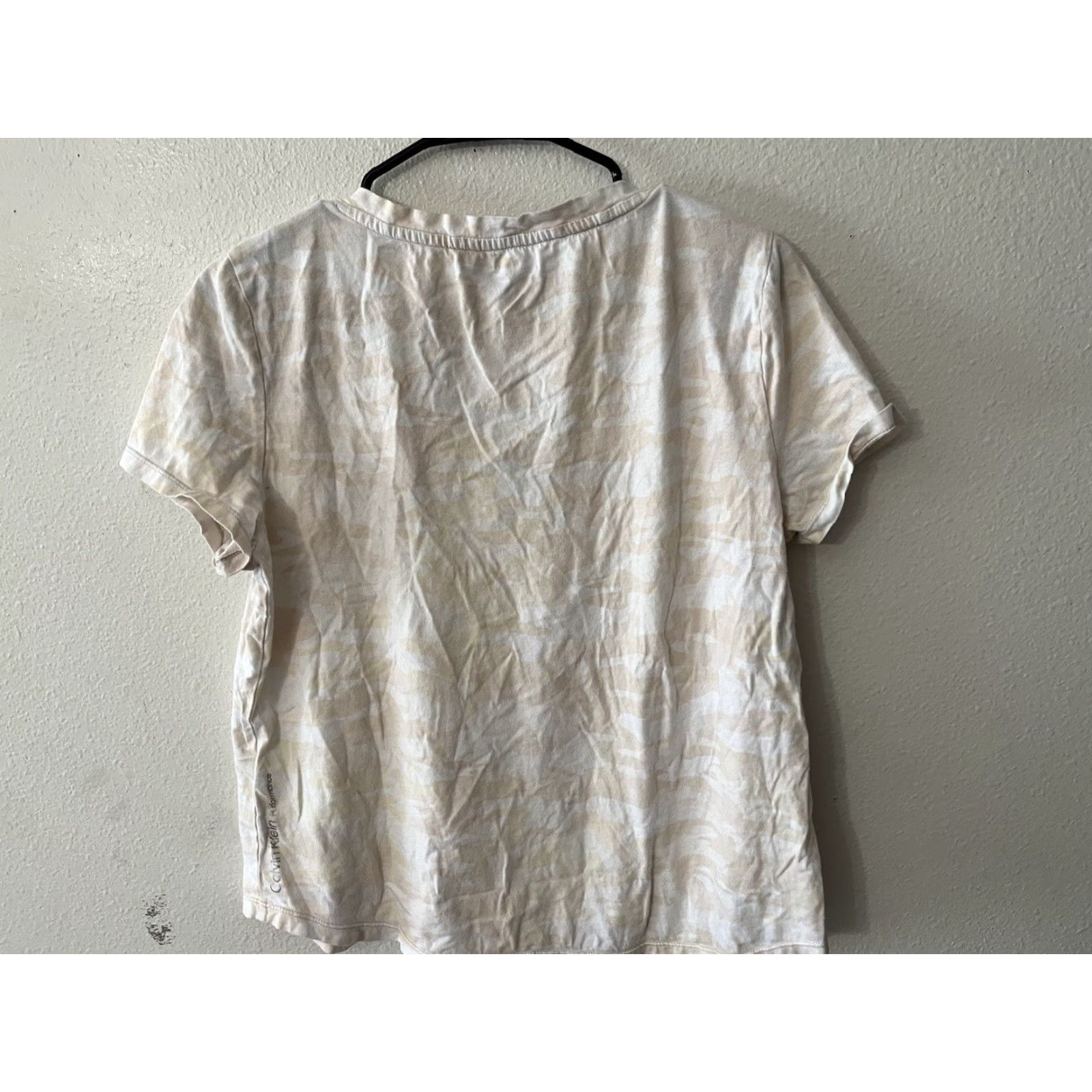 Calvin Klein CALVIN KLEIN Women's Camouflage V-Neck T-Shirt Multicolor L Size 36" / US 14 / IT 50 - 3 Thumbnail