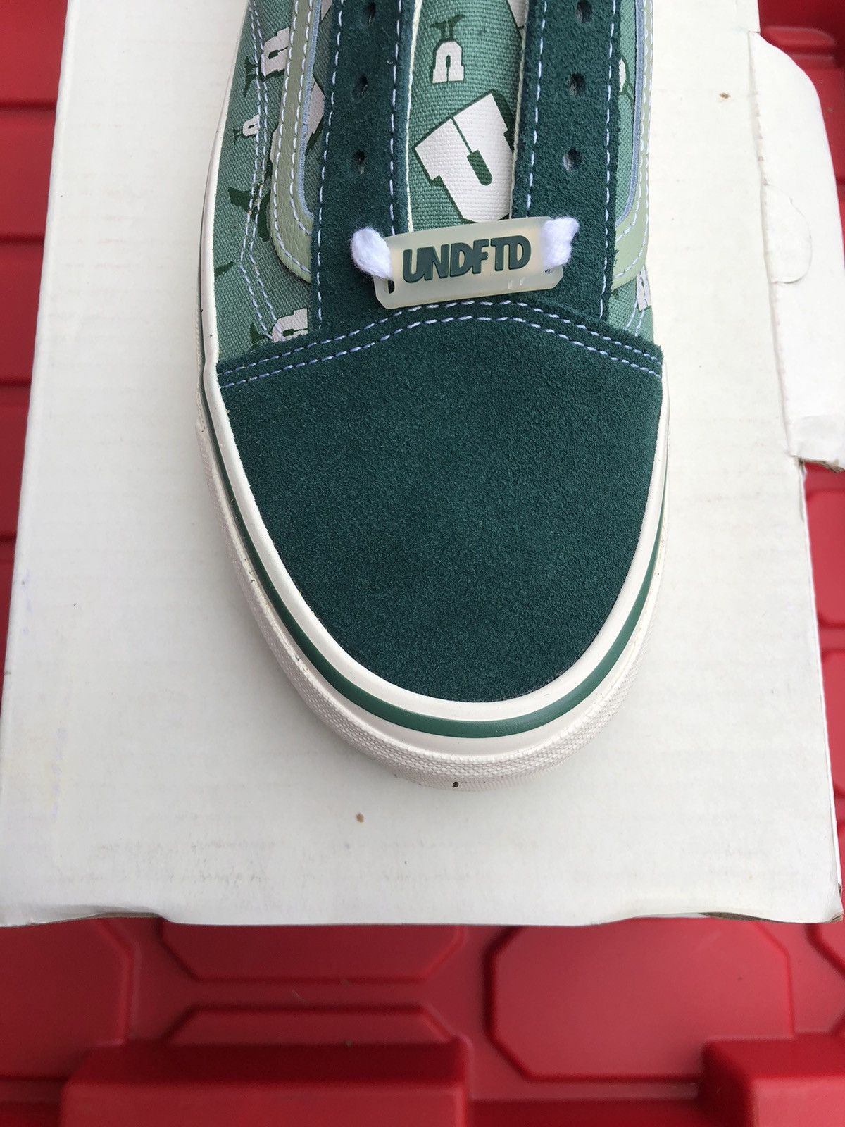 Undefeated × Vans Green University Vans X Undefeated Old Skool Low Fire! NWT Size US 9.5 / EU 42-43 - 2 Thumbnail