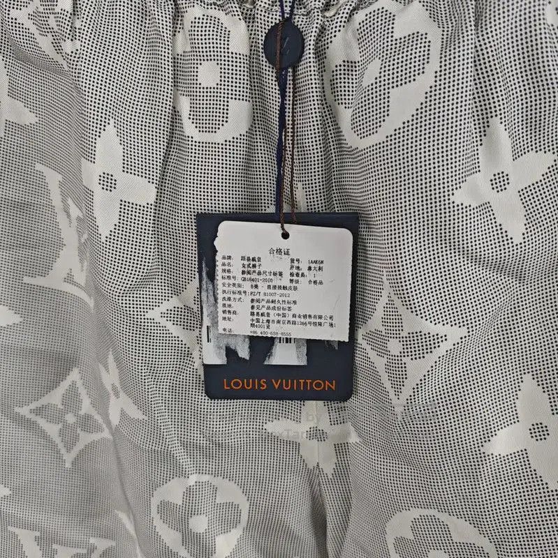 Louis Vuitton Louis Vuitton Women's White Silk Shorts . Size 23" - 3 Thumbnail