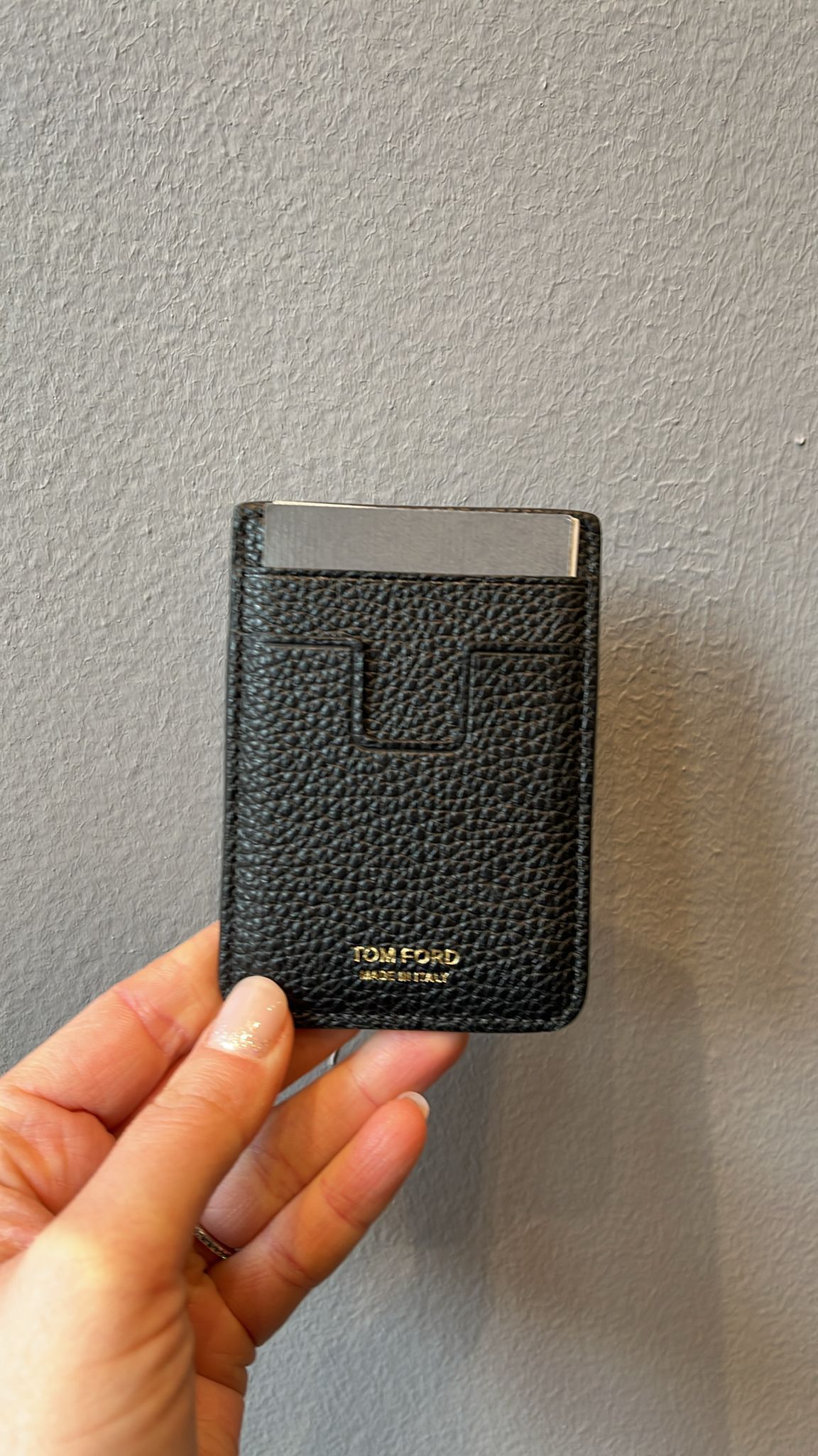 o1loc1c0126 Y0373 Size: OS / Card Holder in Black