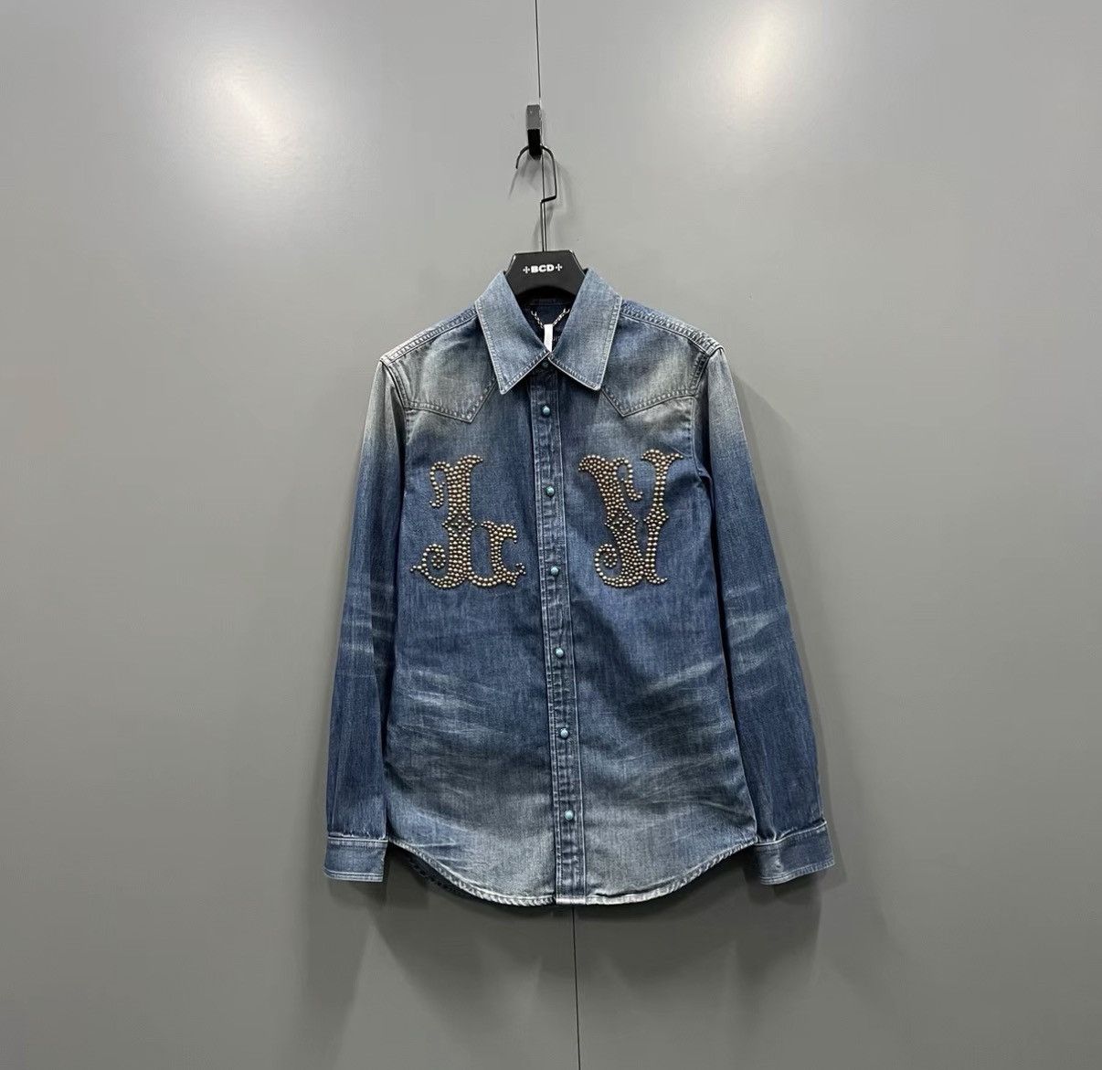 Louis Vuitton Louis Vuitton LV 24 Studded Logo Denim Shirt J41 Size US XS / EU 42 / 0 - 1 Thumbnail