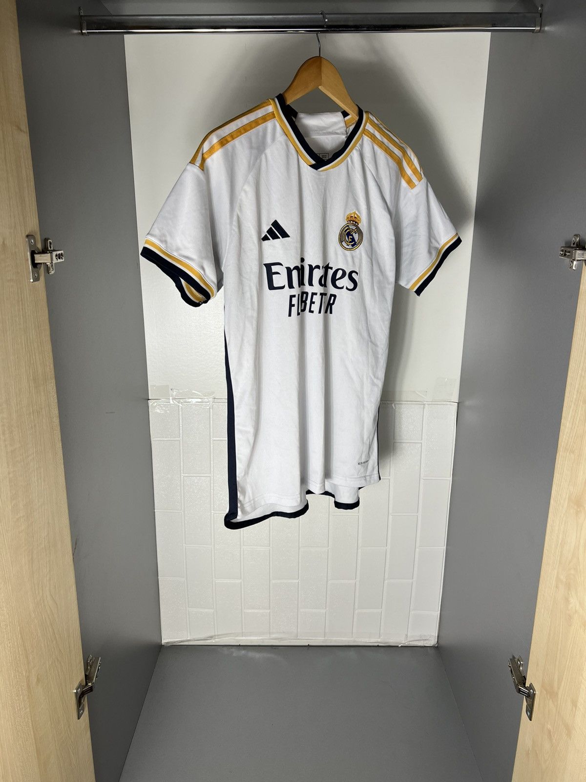 Adidas VINTAGE ADIDAS FC REAL MADRID SPAIN SOCCER JERSEY RETRO Y2K Size US L / EU 52-54 / 3 - 4 Thumbnail