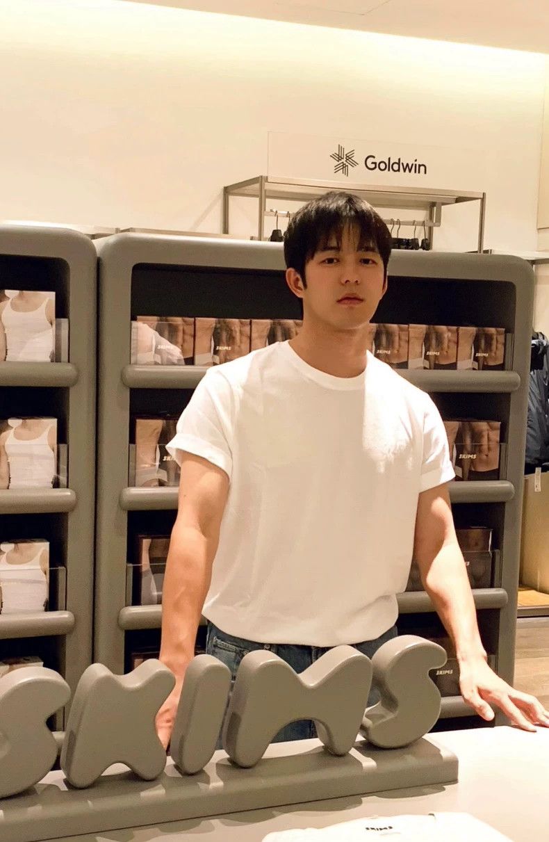 Givenchy Givenchy White short-sleeved T-shirt with a five-pointed s Size US L / EU 52-54 / 3 - 8 Thumbnail