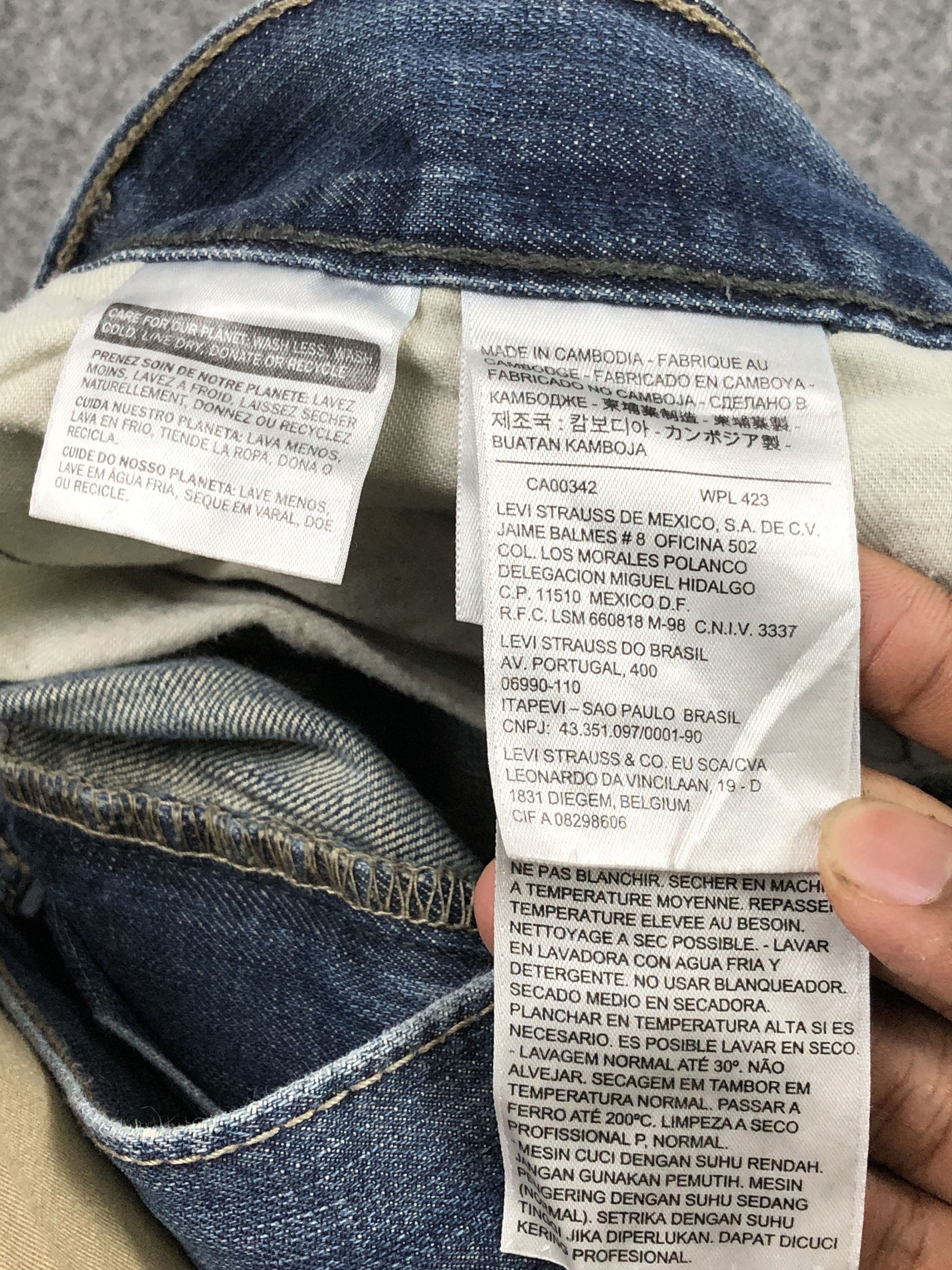 Levi's Vintage Levis 514 Lightwash Blue Jeans DP2290 Size US 37 - 12 Thumbnail