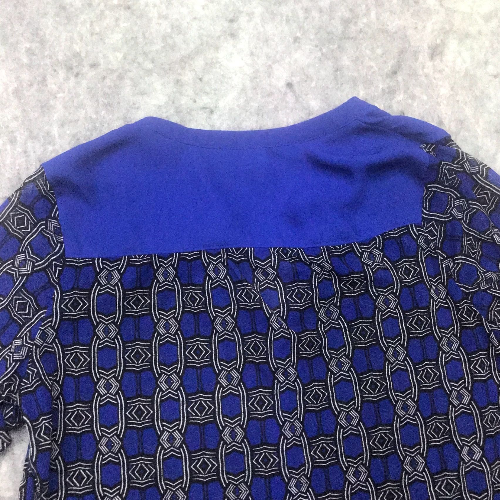 Vintage The Limited Shirt Small Blue V-Neck Long Sleeve Lightweight Geometric Blouse Womens Size S Size S / US 4 / IT 40 - 7 Thumbnail