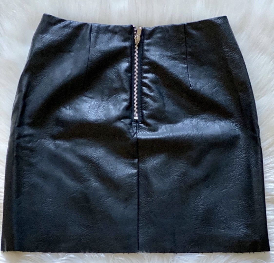 H&M BLACK H&M FLORAL EMBROIDERED LEATHER MINI SKIRT Size 27" / US 4 / IT 40 - 4 Thumbnail