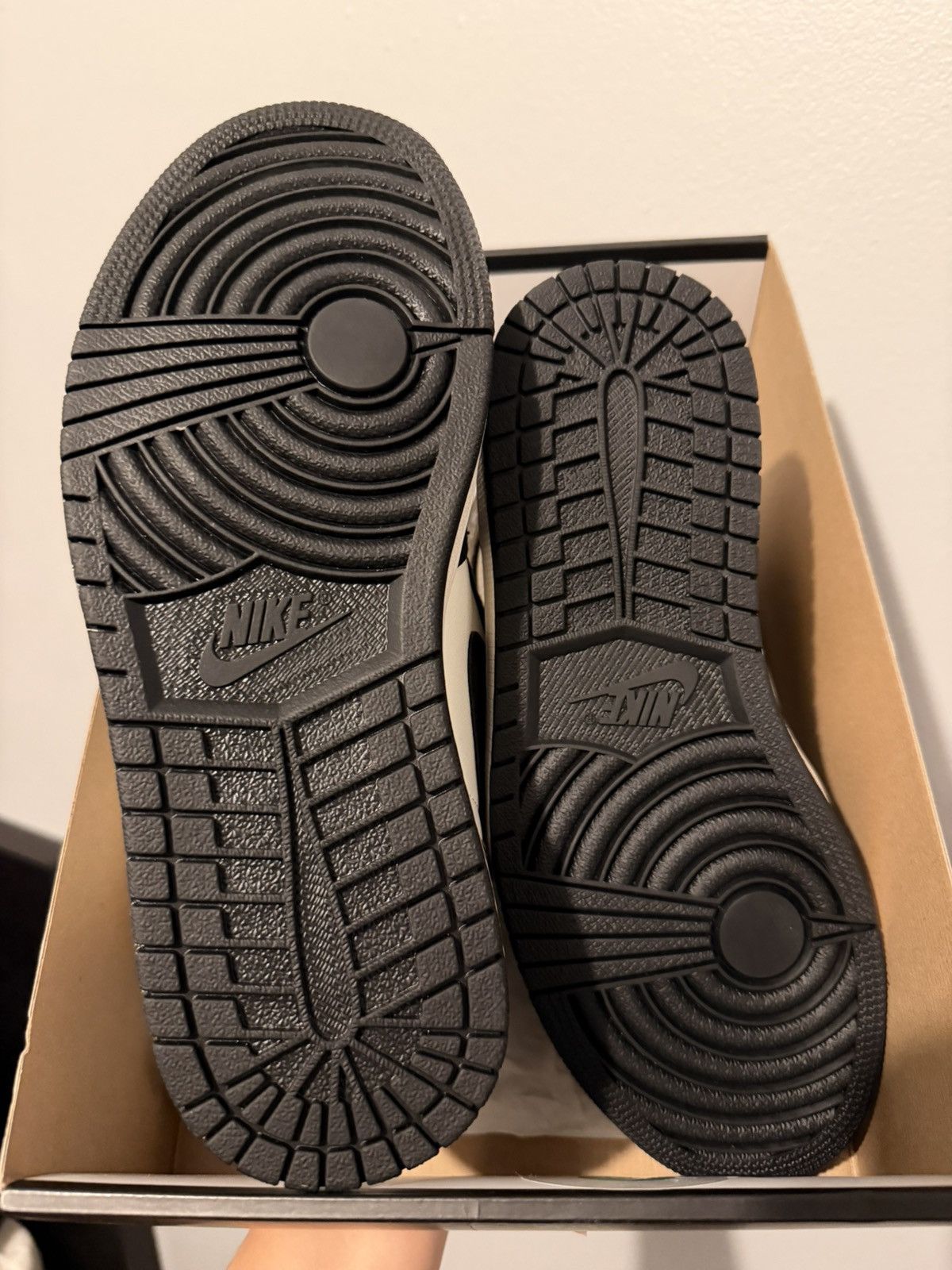 Nike Jordan 1 Mocha Size US 8 / EU 41 - 7 Thumbnail