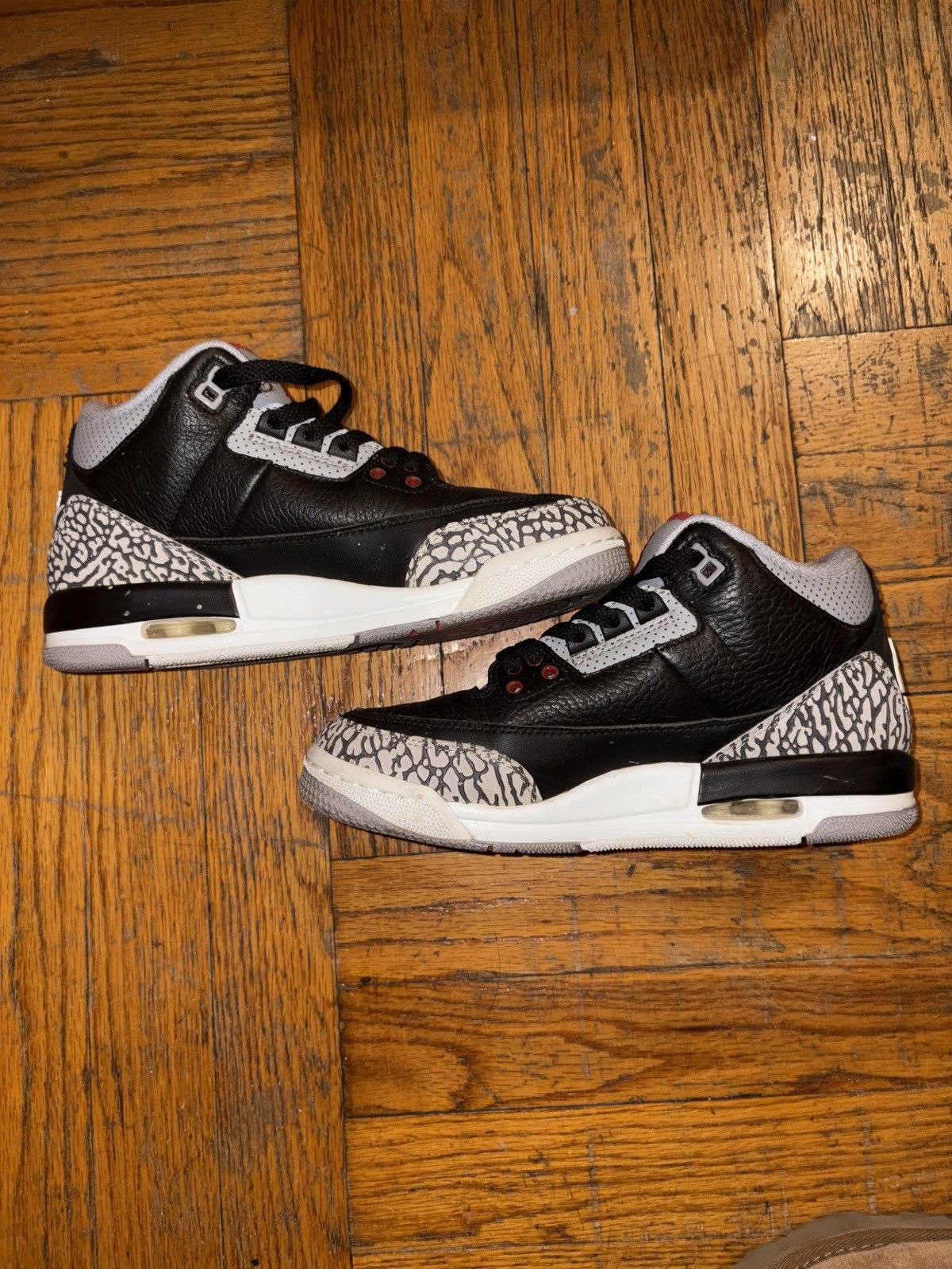 Jordan Brand Jordan Retro 3- Black Cement Gradeschool (GS) Size US 5 / EU 37 - 1 Thumbnail