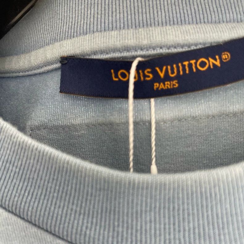 Louis Vuitton Louis Vuitton Embossed logo short sleeve T-shirt Size US L / EU 52-54 / 3 - 4 Thumbnail