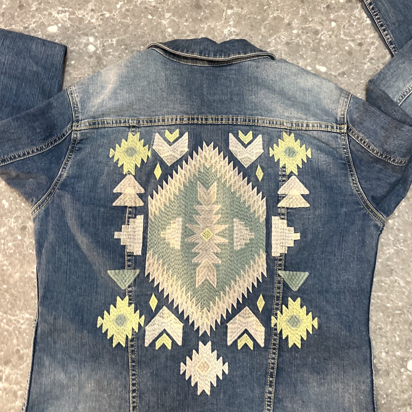 Vintage VINTAGE LuLaRoe Jaxon Aztec Denim Jacket M Women's Jacket Short Blue Aztec Bohemian Southwestern Festival EUC Size M / US 6-8 / IT 42-44 - 8 Thumbnail
