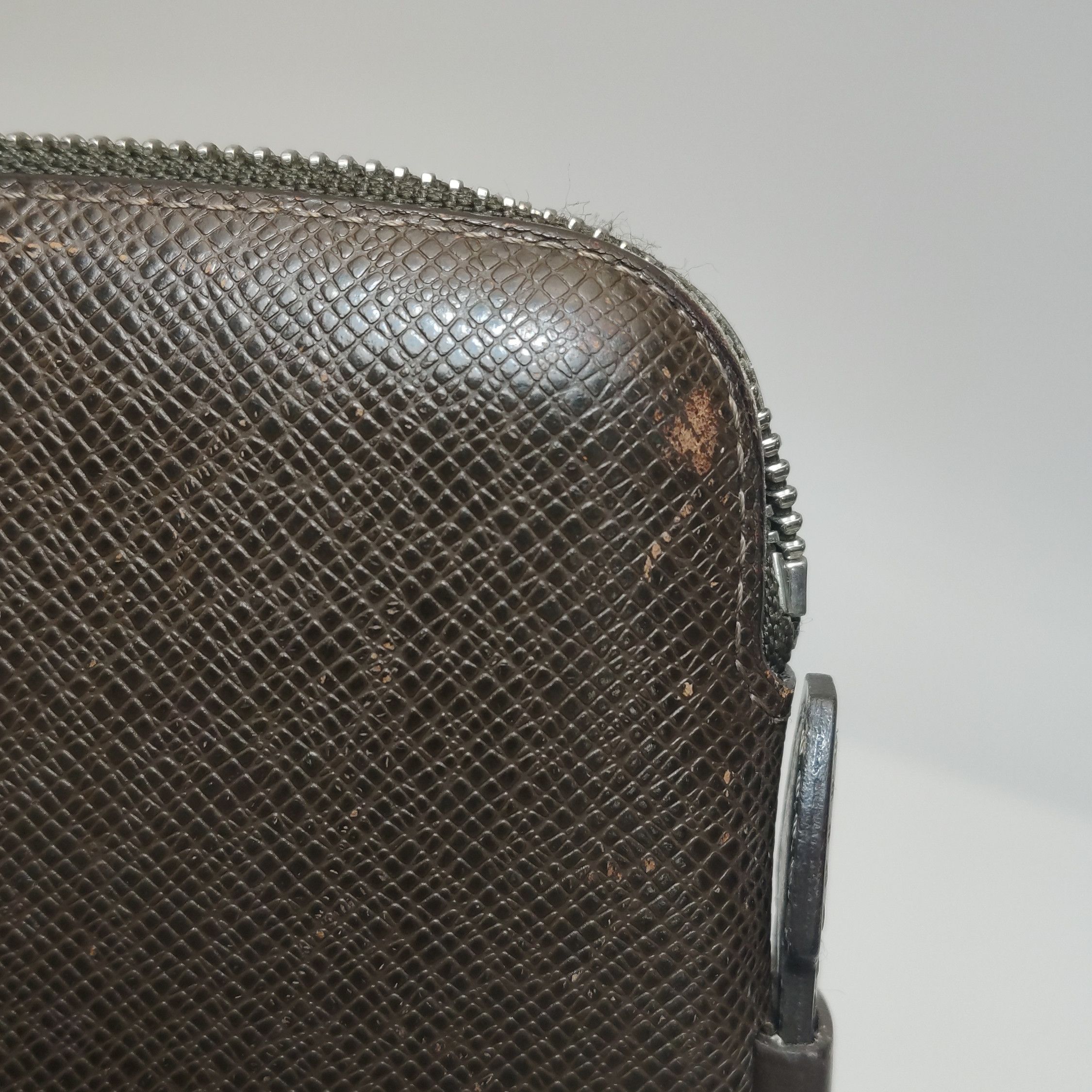 Louis Vuitton Louis Vuitton (LV) Atoll leather solid color zipper clutch Size ONE SIZE - 3 Thumbnail